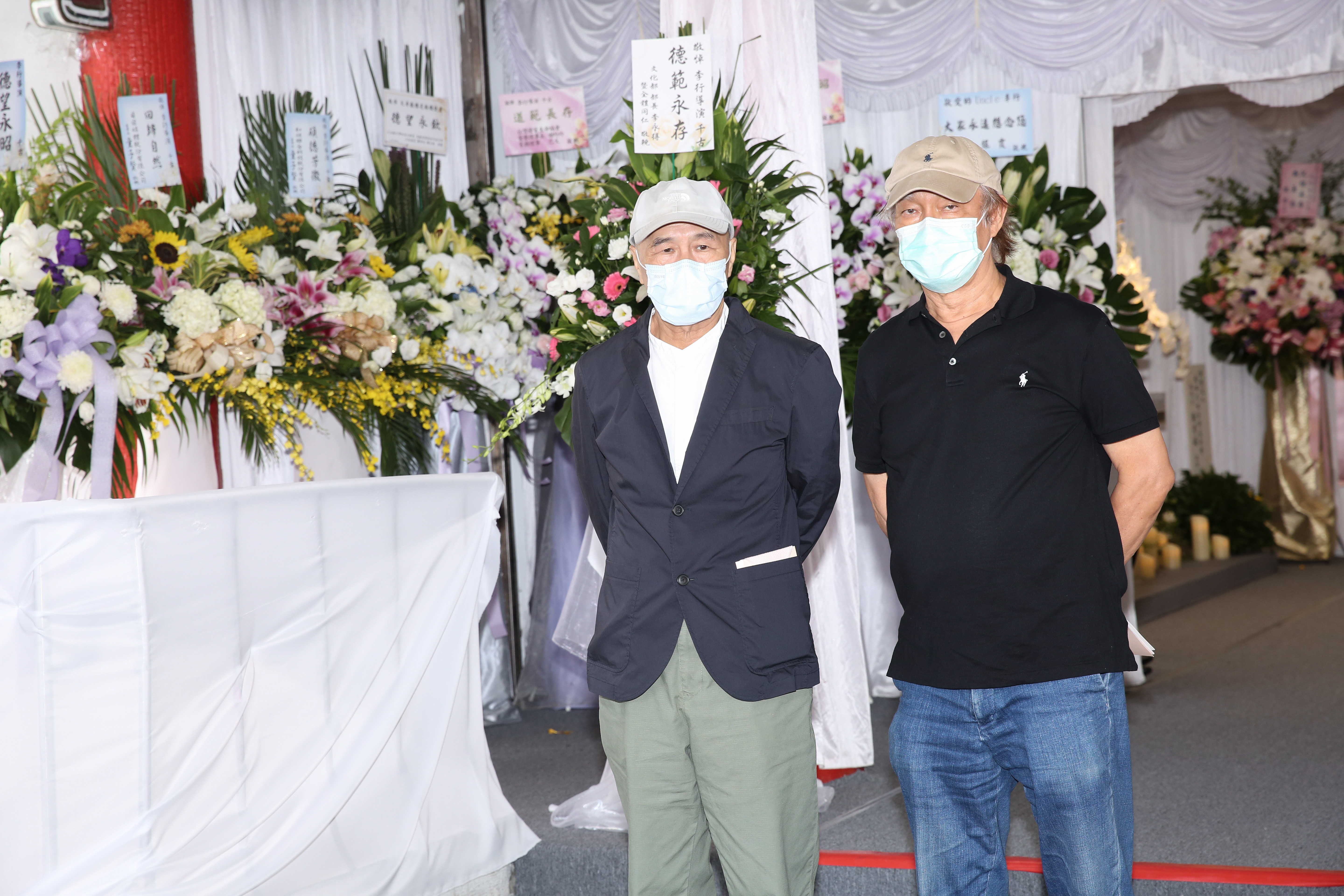 侯孝賢導演（左）與廖慶松監製（右）親送李行導演最後一程。