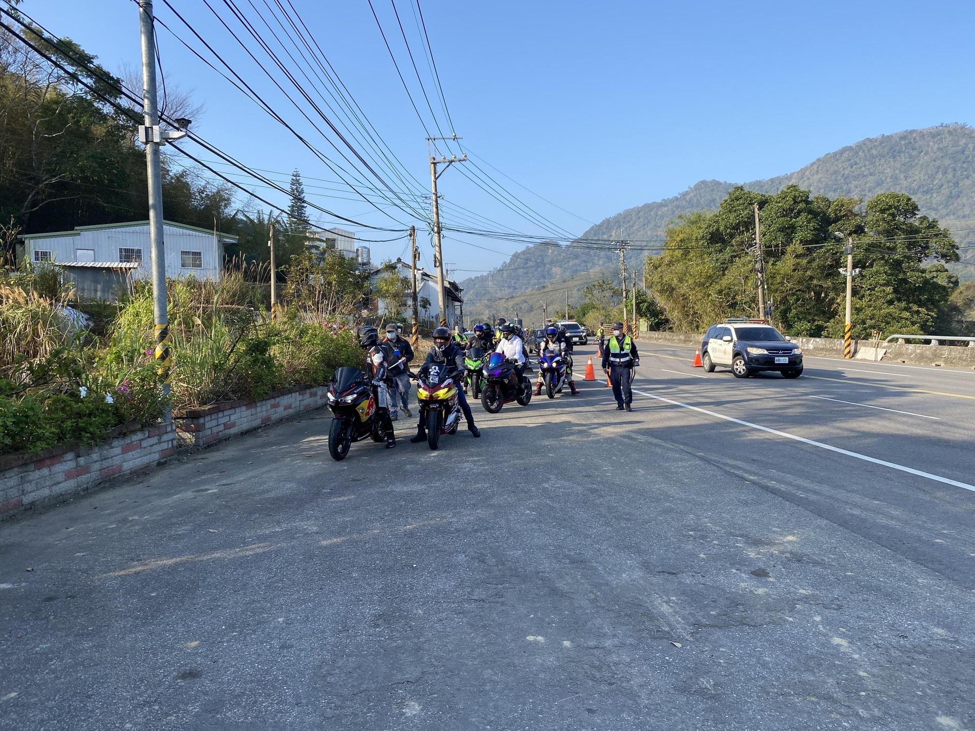 苗栗山路景致壯麗，是許多重機愛好者的首選跑山路線，苗栗縣政府提醒民眾，將會加強台三線重機及超跑違規取締。