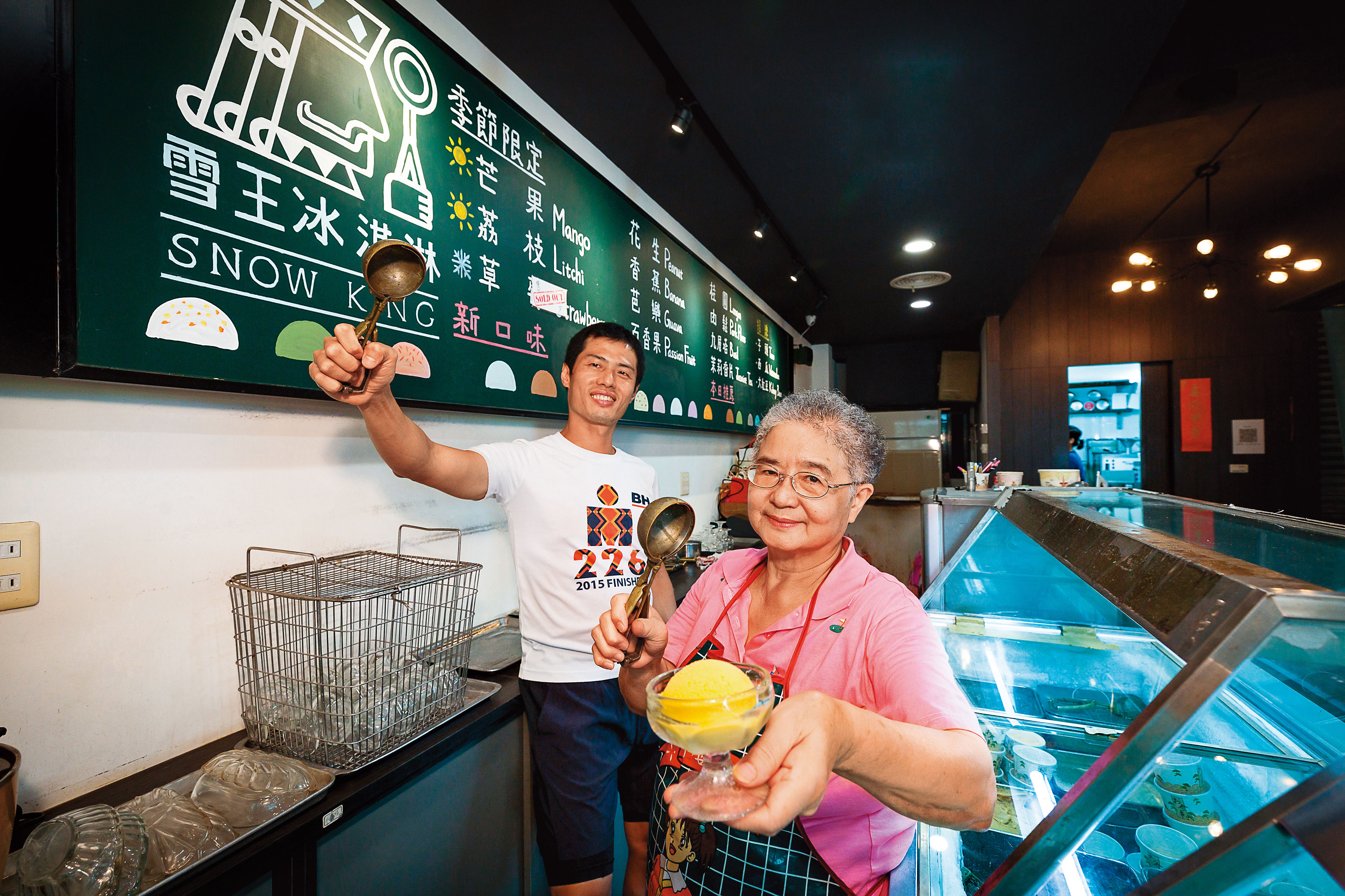 1947年開業的雪王冰淇淋，現由第二代老闆娘高黃月淑（右）與兒子高慶豐（左）經營，疫情期間推出「517（無疫情）外送」力求突圍。