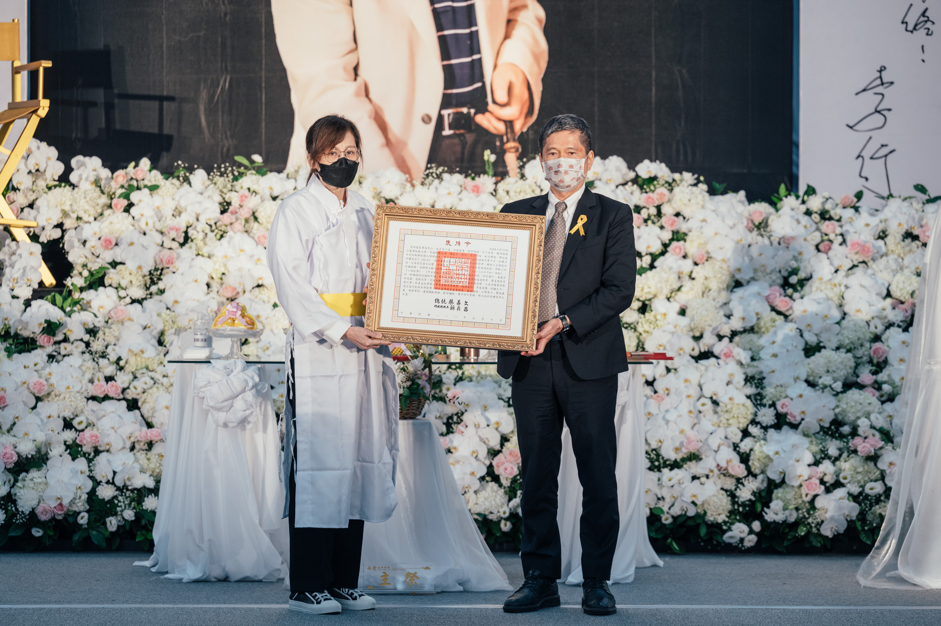 李行導演身後獲蔡英文總統頒贈褒揚令，由文化部長李永得代為頒贈，導演女兒李顯順代表接受。( 李行導演追思儀禮治喪委員會提供)