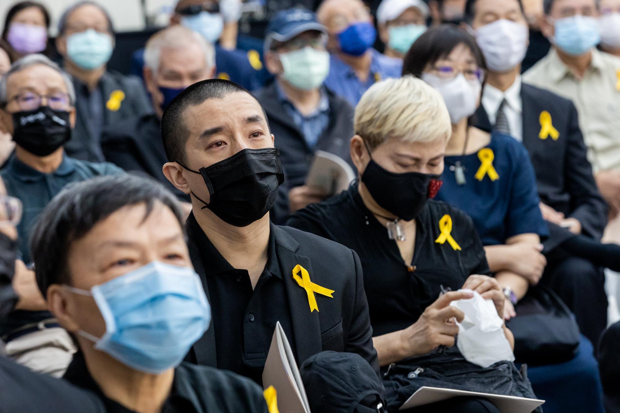 房祖名代表父母前來,坐在廳內眼眶亦發紅。 ( 李行導演追思儀禮治喪委員會提供)