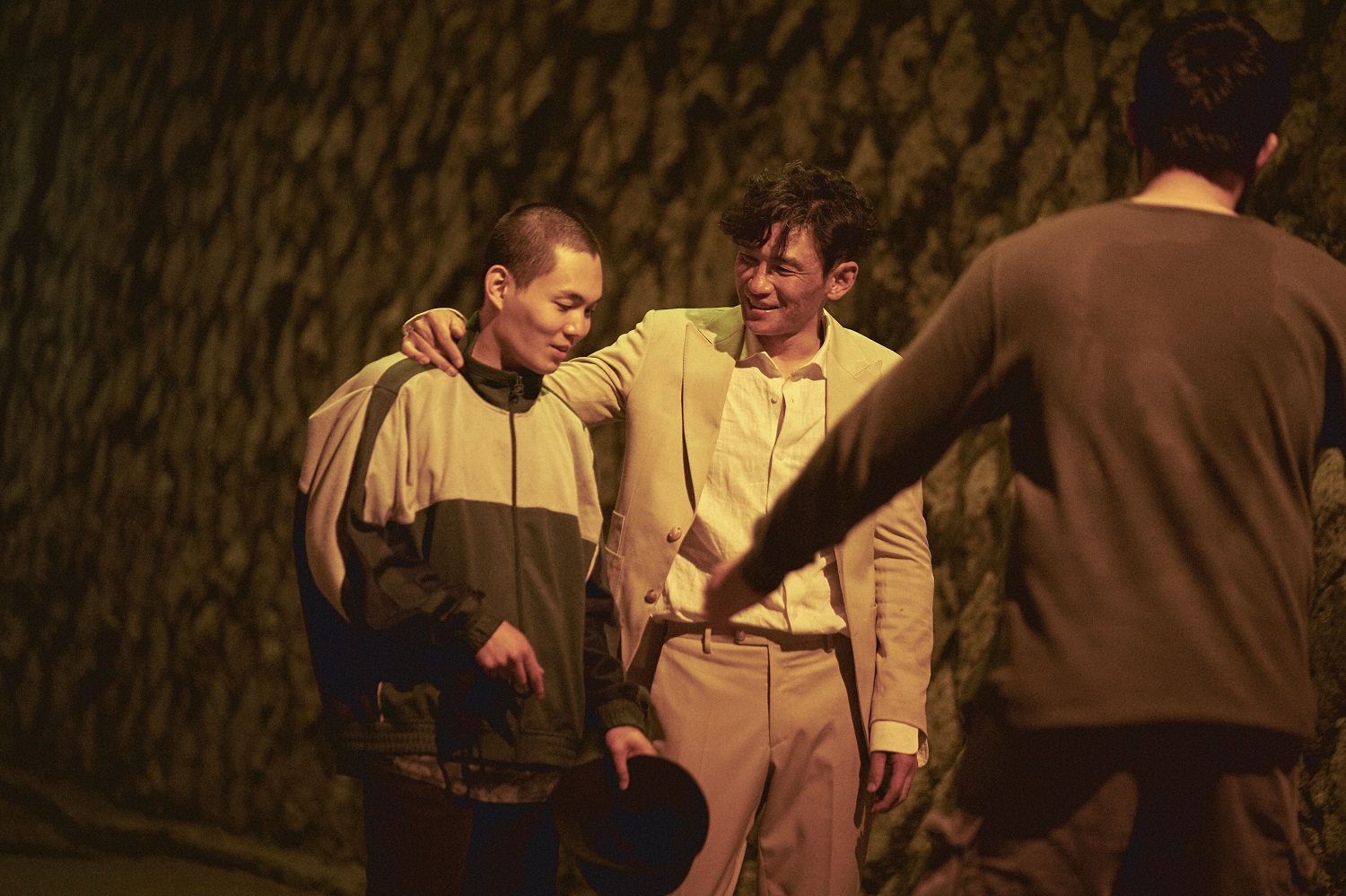 劉慶秀（左）在《綁架影帝黃晸珉》中綁架黃晸珉，但兩人私下相處宛如兄弟。（翻攝自Twitter @movie_n_NEW）