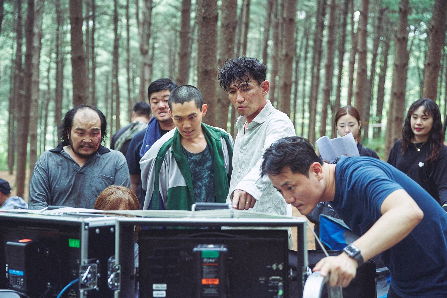 劉慶秀（左三）曝黃晸珉（左四）是自己開始學演戲時的偶像，拍攝時從他身上學到許多事情。（翻攝自Twitter @movie_n_NEW）