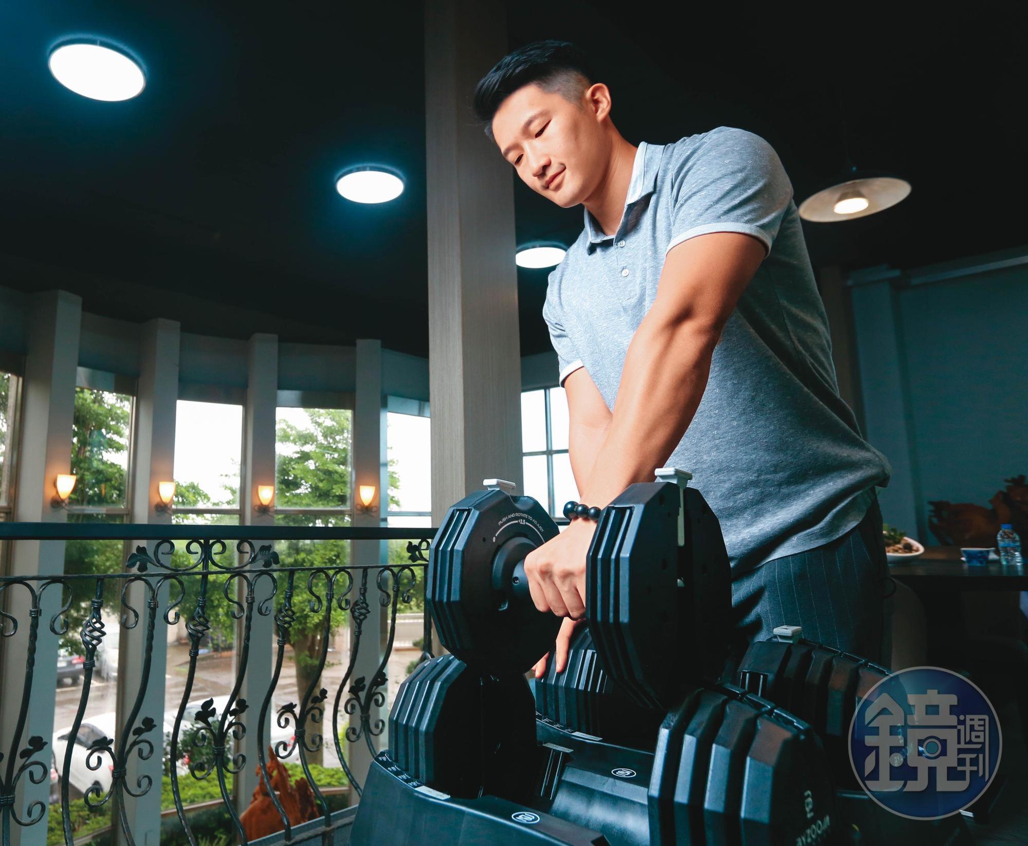 小兒子陳韋安示範自家的調整式啞鈴，能隨重量減輕並縮短啞鈴長度。（55磅15段重量秒速調整組，5,400元／組，含底盤）