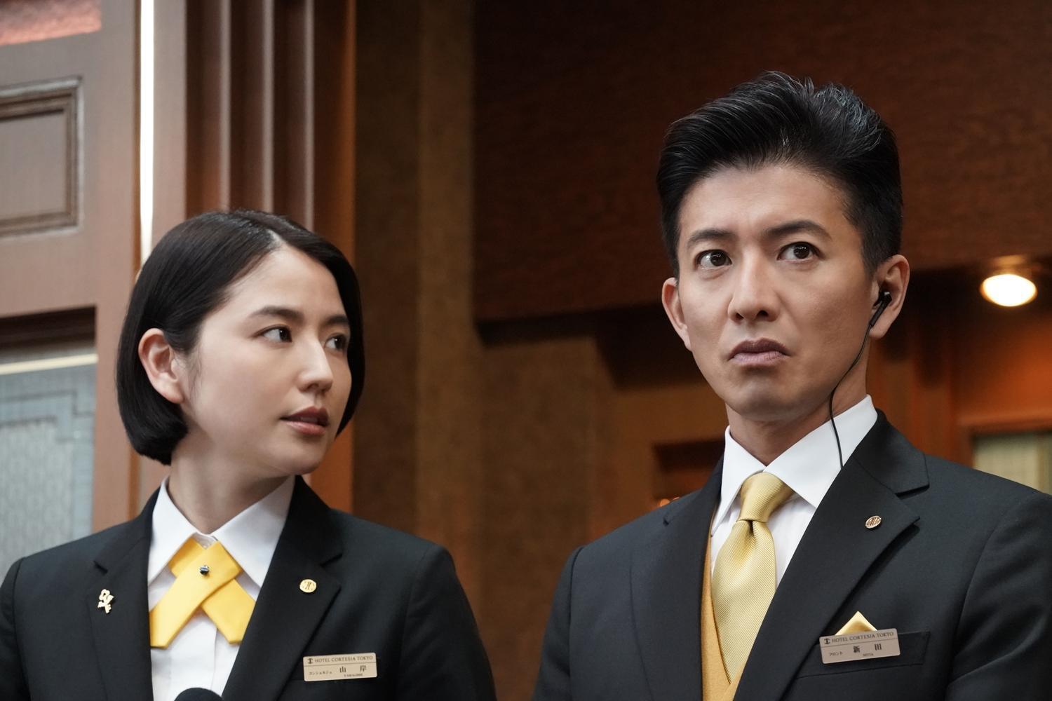 木村拓哉(右)和長澤雅美在《假面飯店2:假面之夜》再次合作,一起揪出舞會上的真凶。(龍祥電影提供)