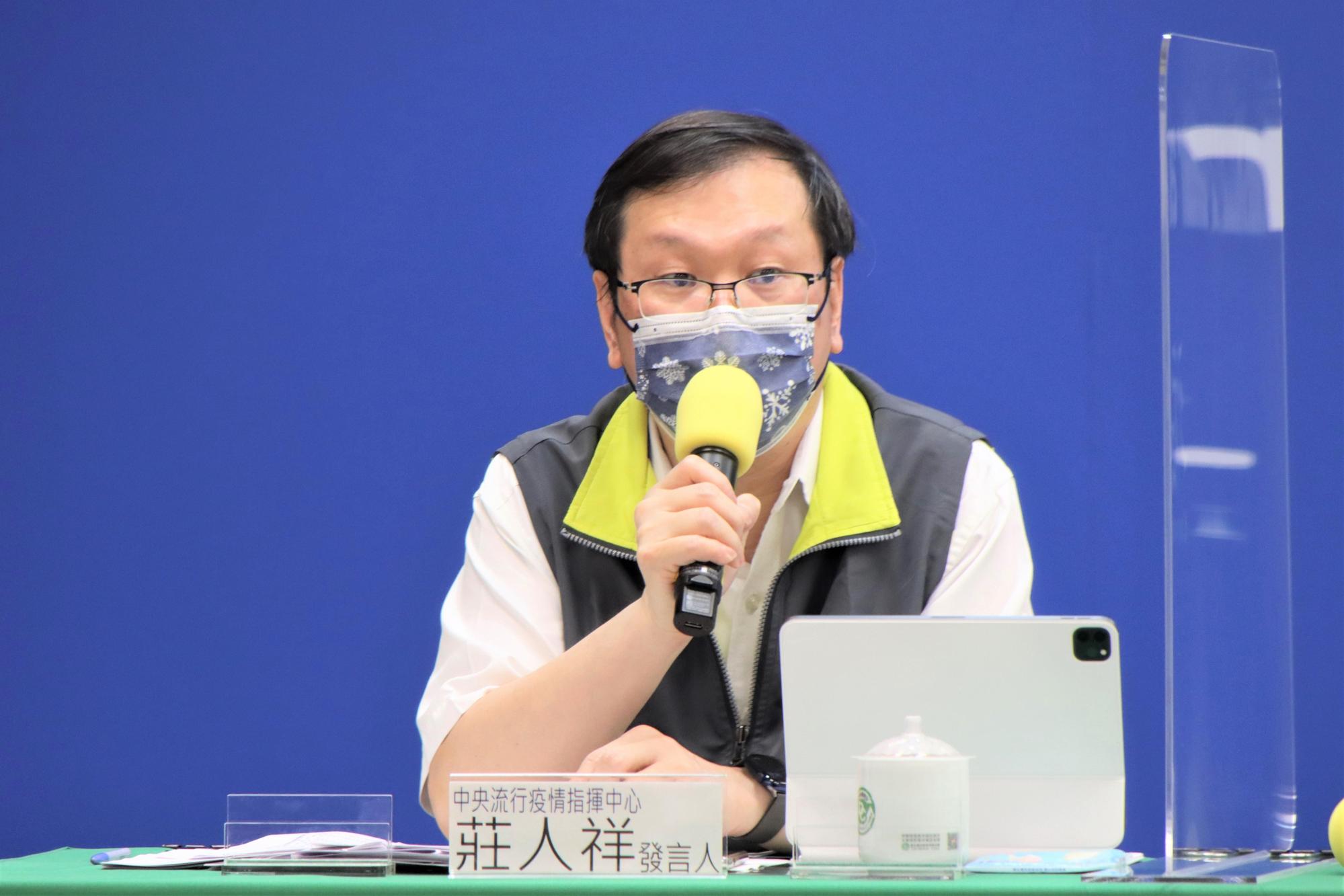 莊人祥說明疫苗接種後不良事件通報。(指揮中心提供)