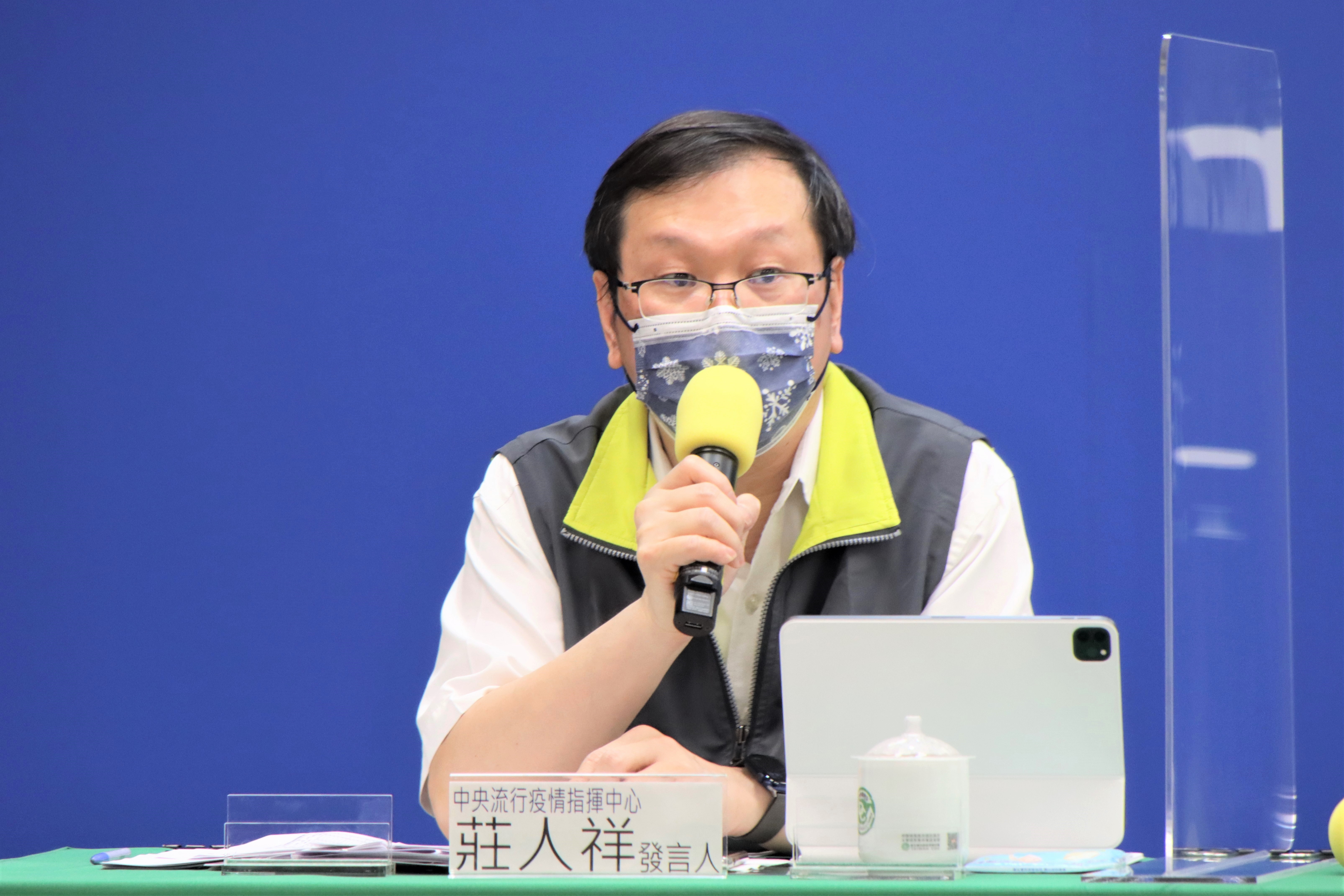 莊人祥說明疫苗接種後不良事件通報。(指揮中心提供)