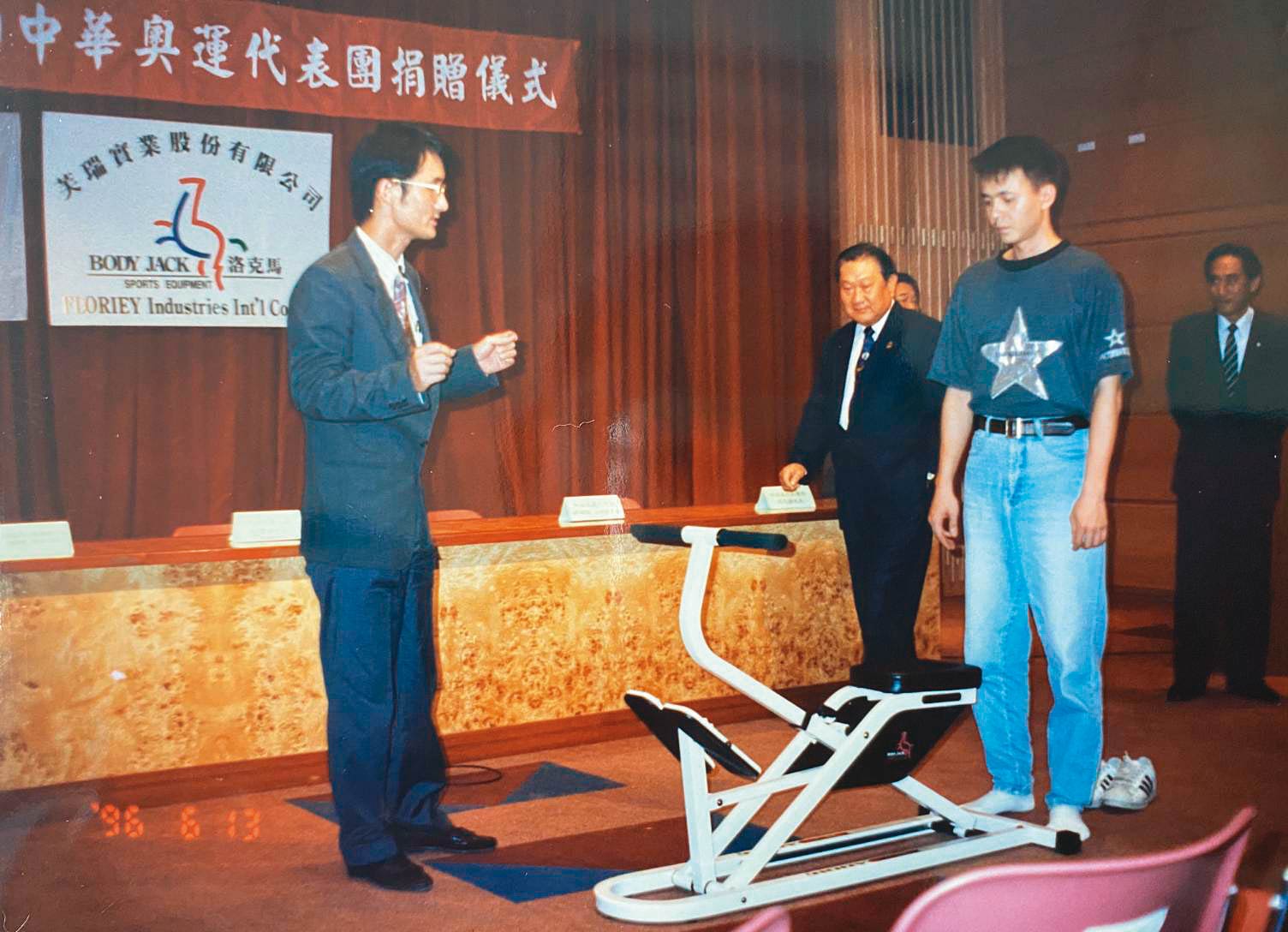 1990年代陳保江（左）帶起台灣洛克馬流行潮，還捐贈給即將出戰亞特蘭大奧運的中華隊做體能訓練。（芙瑞提供）