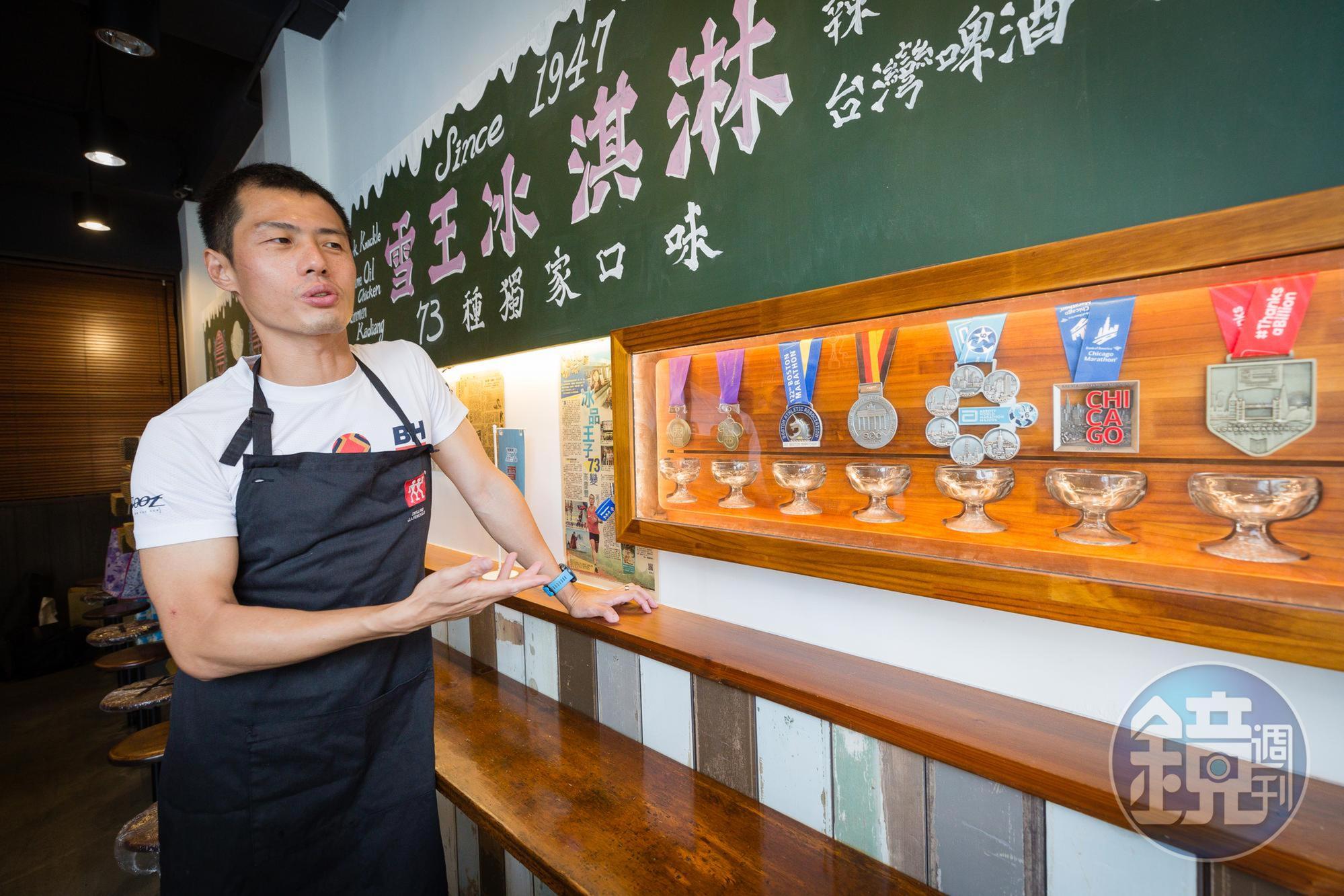 高慶豐是雪王冰淇淋第三代老闆，平時除了顧店，他也是馬拉松與三鐵健將，曾跑遍全球六大馬拉松，並把完賽獎牌掛在店內展示。