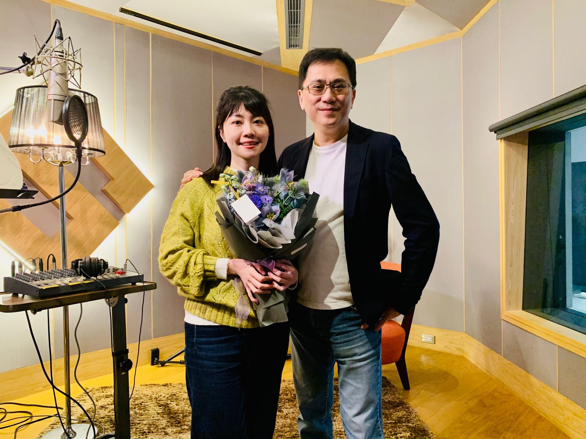 「486先生」陳延昶（右）取回被停權的臉書帳號。左為民進黨立委高嘉瑜。（翻攝486先生臉書）