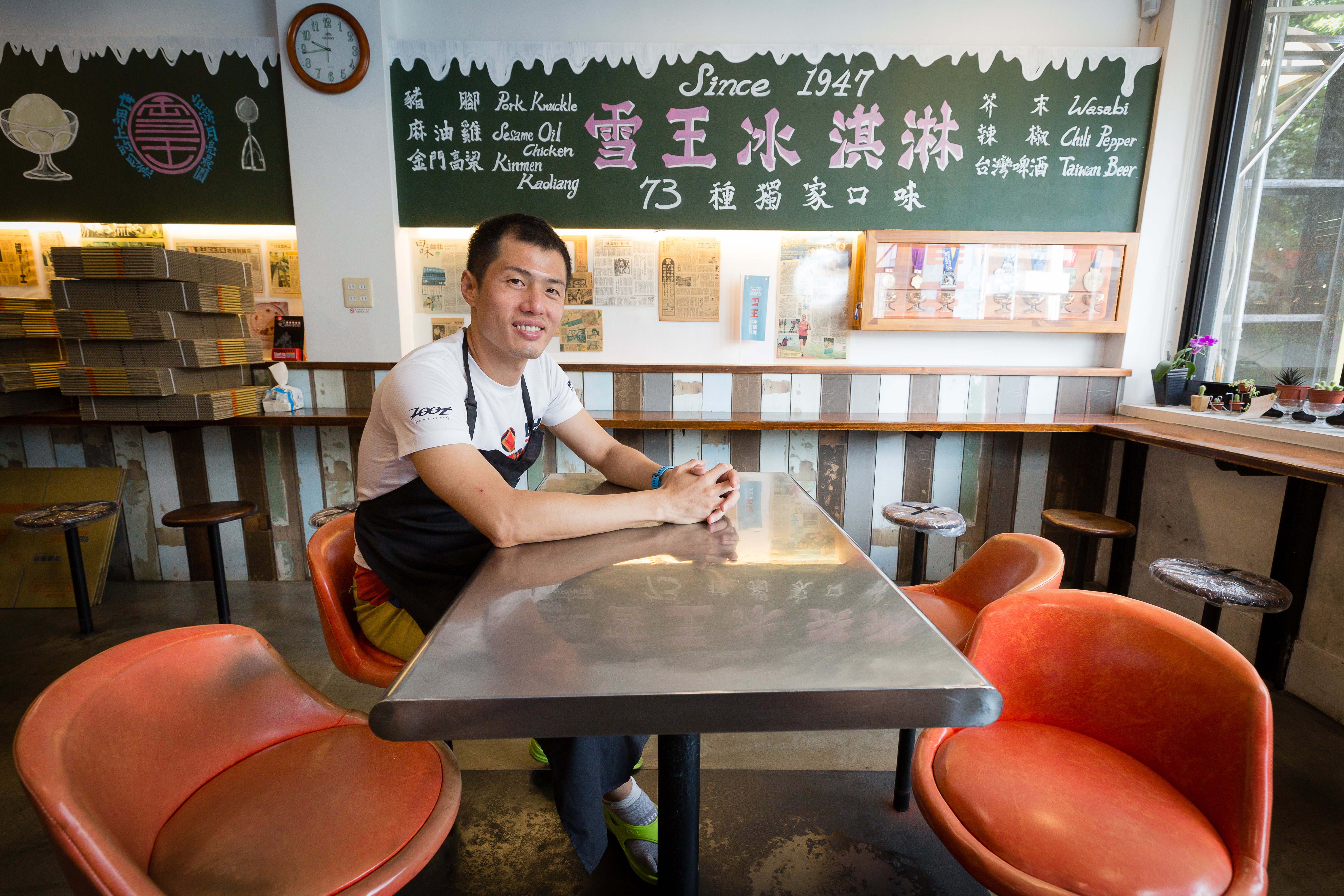 接手爺爺高日星創立的雪王冰淇淋，第三代老闆高慶豐說，雪王前後共賣過4百多種口味，包括特殊的6年高麗蔘冰淇淋，後因中韓斷交而停售。