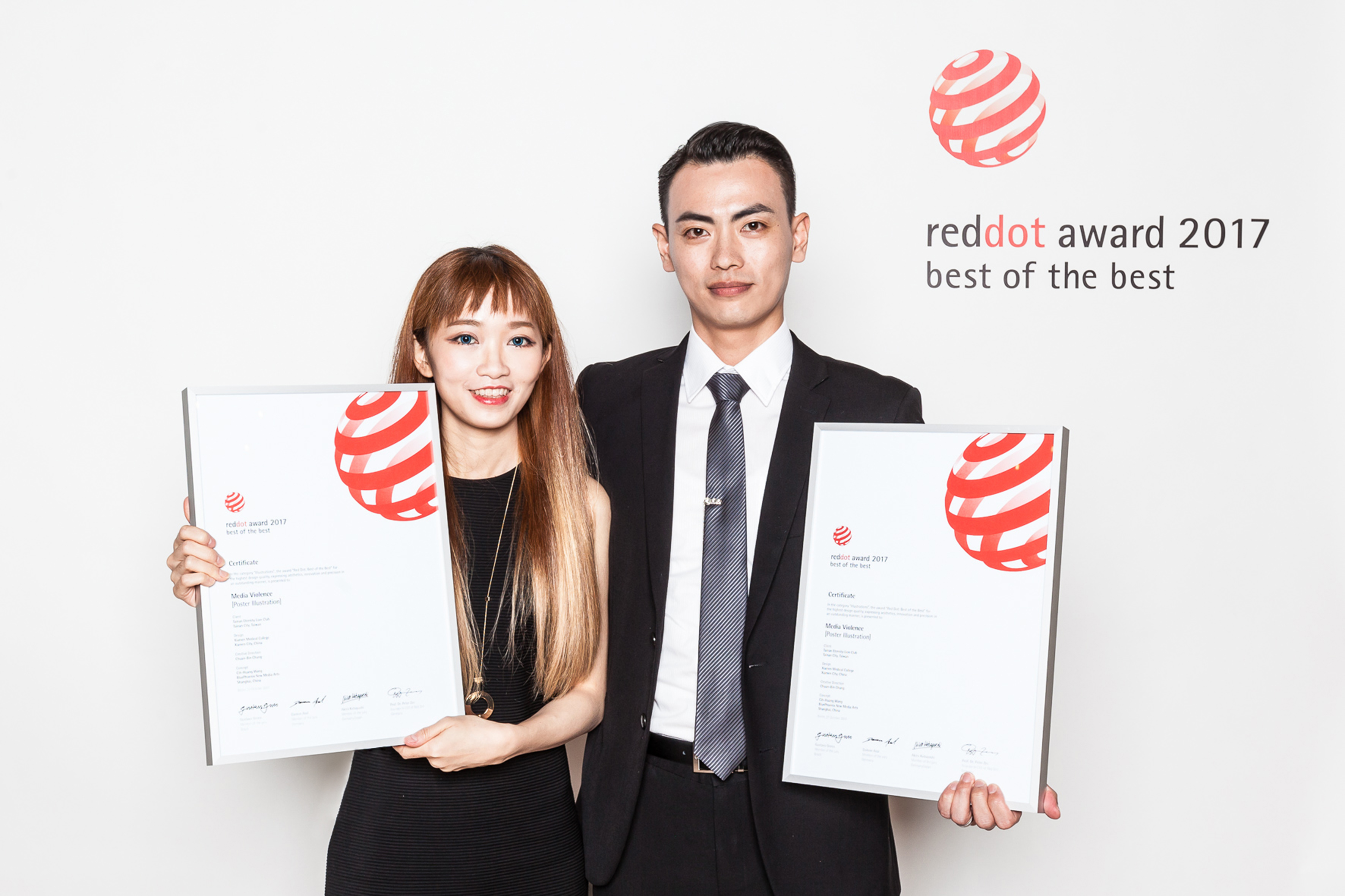 鍾全斌夫婦在2017年一起前往德國，領取紅點傳達設計獎。（鍾全斌提供）