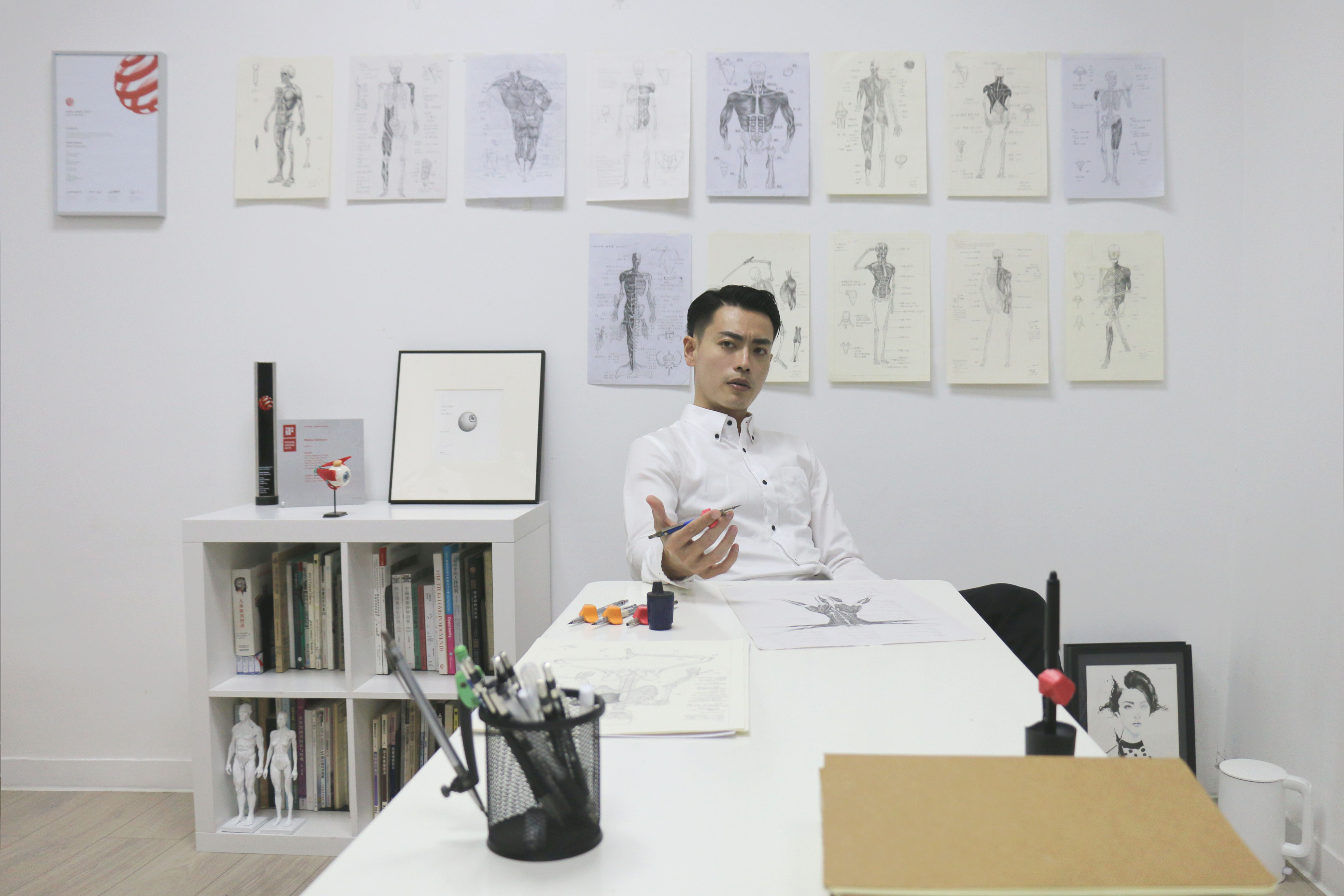 鍾全斌年輕時曾立志想當補教名師，現在則專職教授繪畫。（鍾全斌提供）