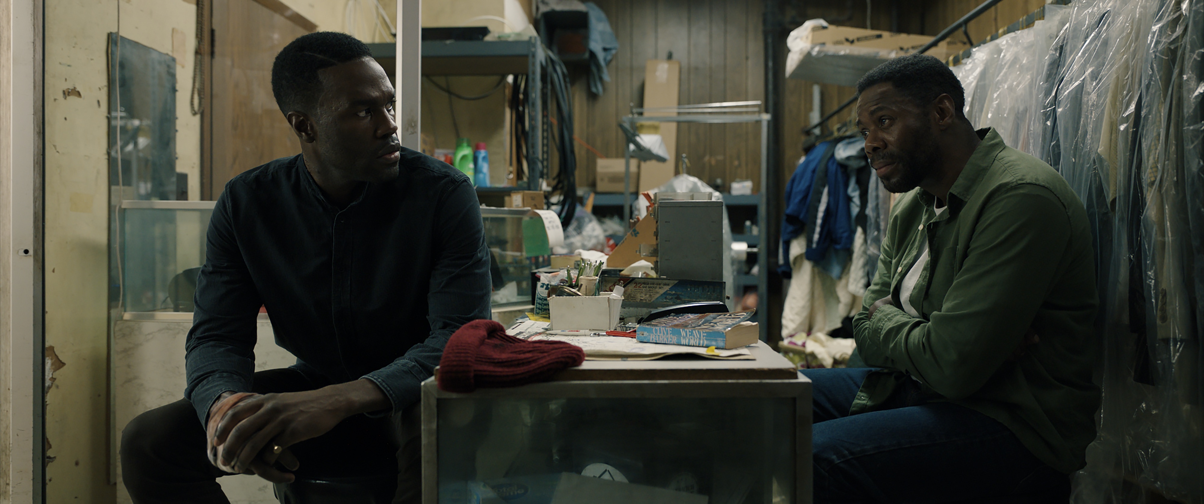 《糖果人》透過葉海亞阿巴杜馬汀二世（左）、科爾曼多明戈（右）飾演不同世代的住戶，一起探討都市傳說後的真相。（UIP提供）