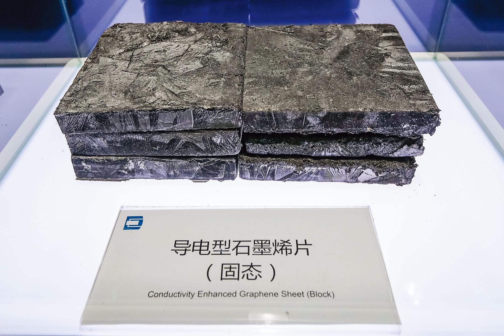 石墨烯被喻為神奇的奈米材料,硬度是鋼的100倍,厚度僅有1個碳原子,傳導速度比矽更快,有機會成為取代矽材料的替代品之一。(東方IC)