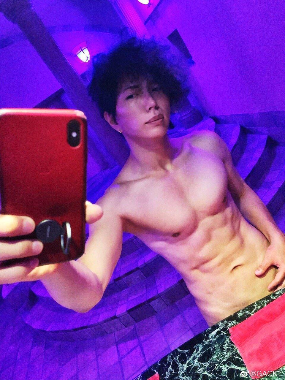 46歲的GACKT身材一直保持得很好,卻因身染重症宣布暫停演藝活動。(網路圖片)