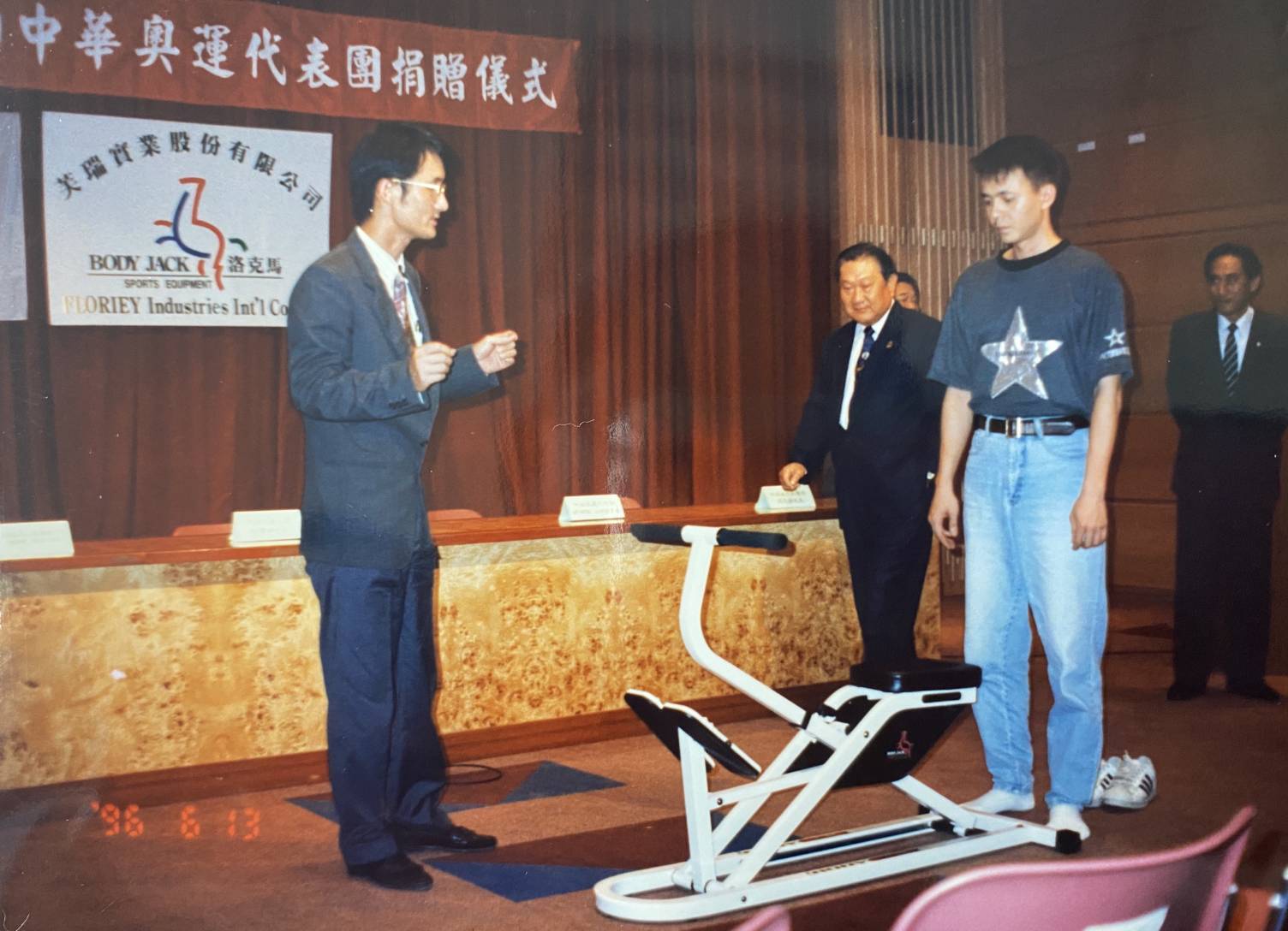1990年代陳保江（左）帶起台灣洛克馬流行潮，還捐贈給即將出戰亞特蘭大奧運的中華隊做體能訓練。（芙瑞提供）