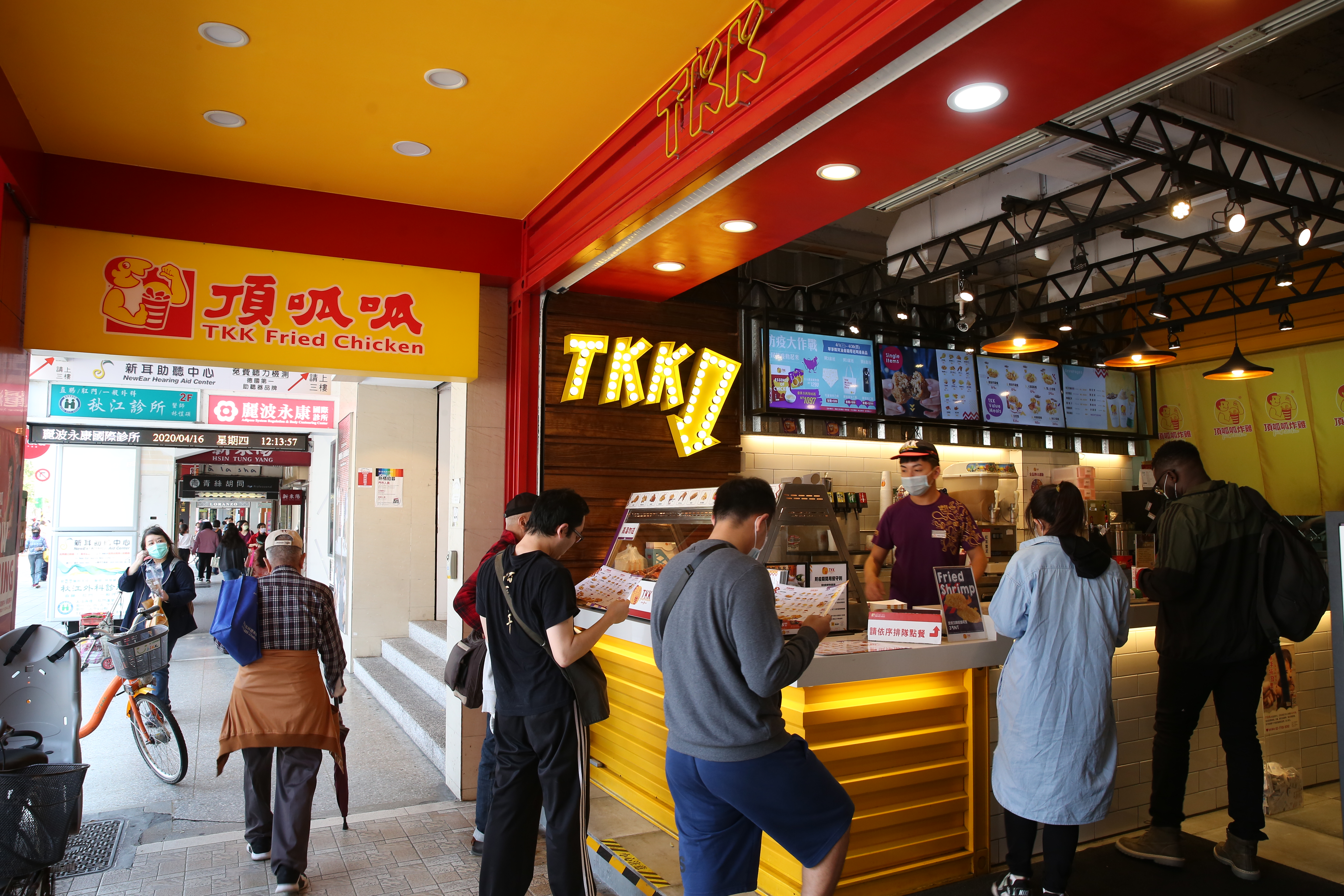 配合新北市餐飲內用禁令，多家速食業者紛紛跟進。（本刊資料照）