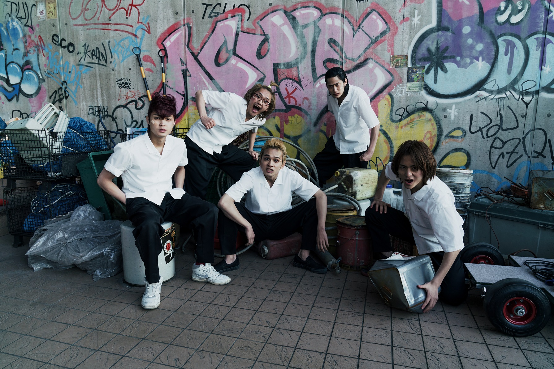 北村匠海（中）主演的《東京復仇者》改編自同名人氣漫畫，拍攝期間遇疫情兩度停工。（蜜蜂工房提供）