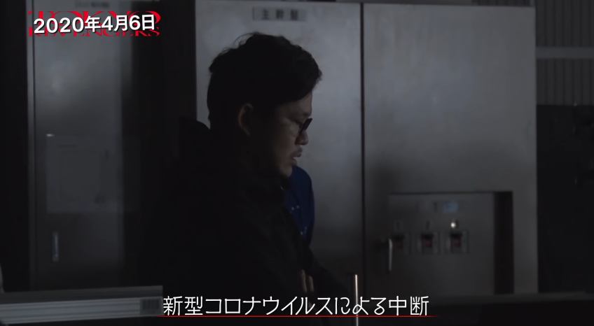 製片岡田翔太去年4月在拍攝現場考量疫情狀況，忍痛宣布停拍。（翻攝自YouTube畫面）