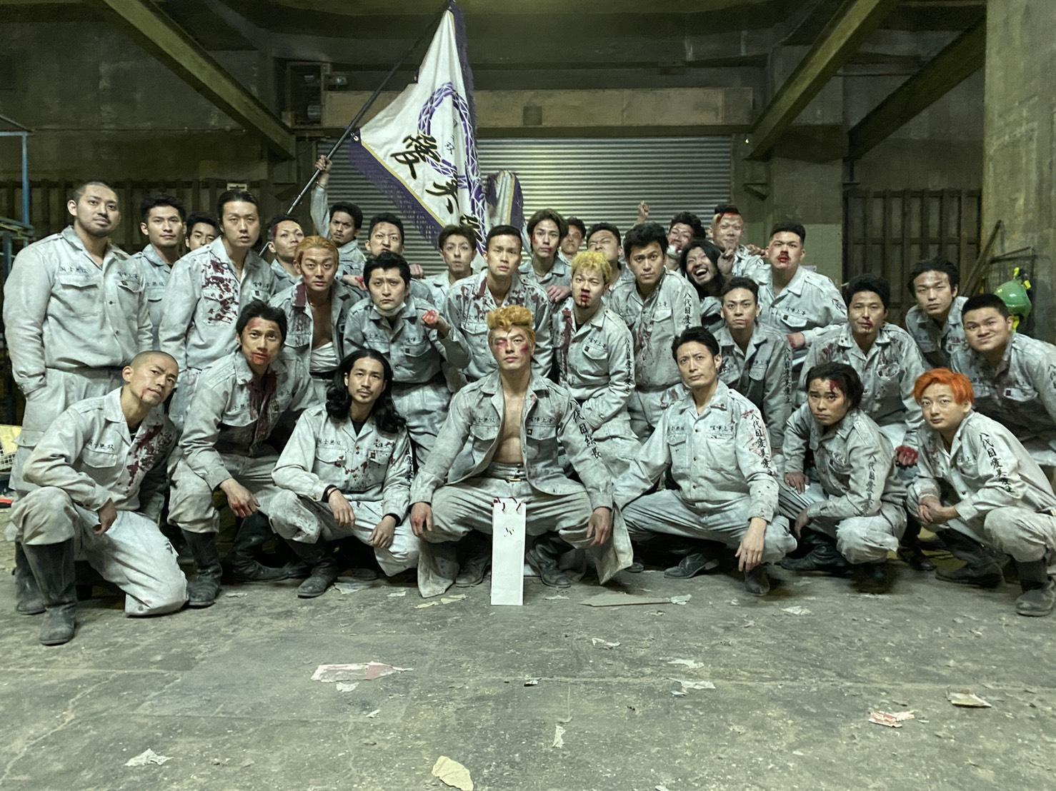 湊祥希(前排中)在《東京復仇者》率領暴走族「愛美愛主」,穿著特攻服的他因裡面沒穿直呼拍得好冷。(蜜蜂工房提供)