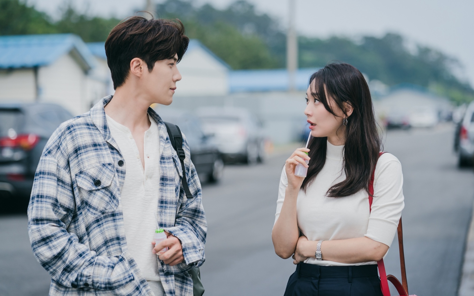 金宣虎（左）與申敏兒在《海岸村恰恰恰》超愛鬥嘴。（Netflix提供）