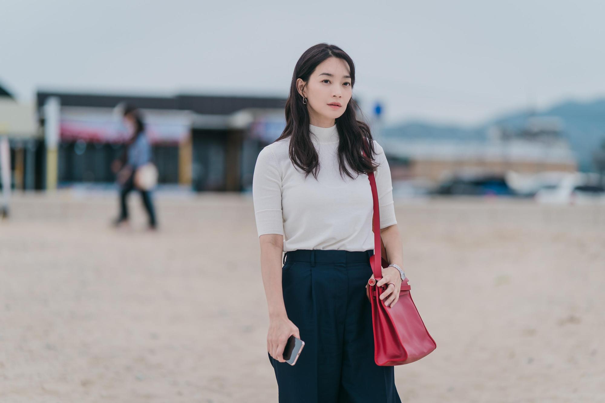 申敏兒在劇中背了許多名牌包。（Netflix提供）