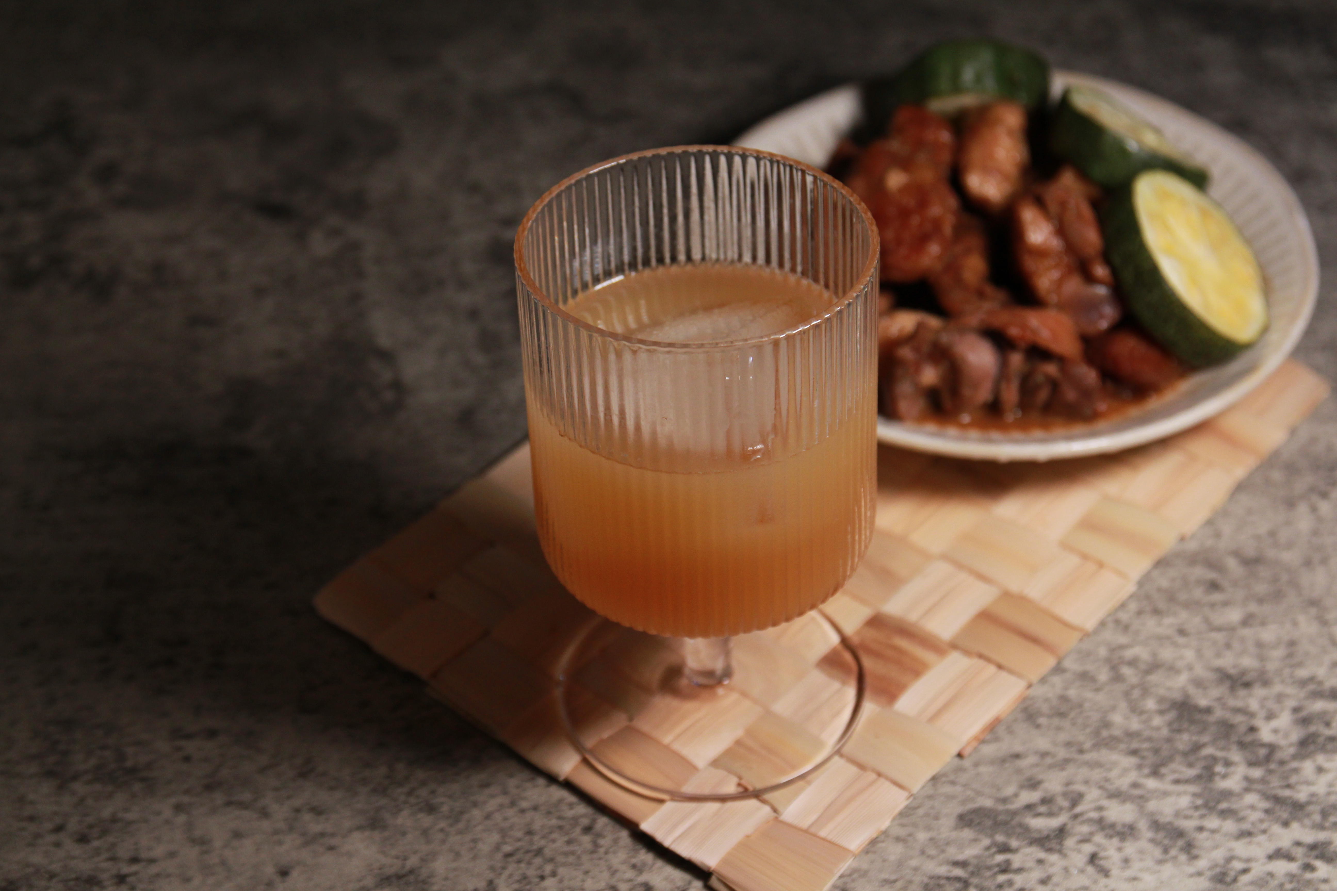 「鳳凰酥」口味相當特別，「酒液版月餅」應該是最貼切形容。