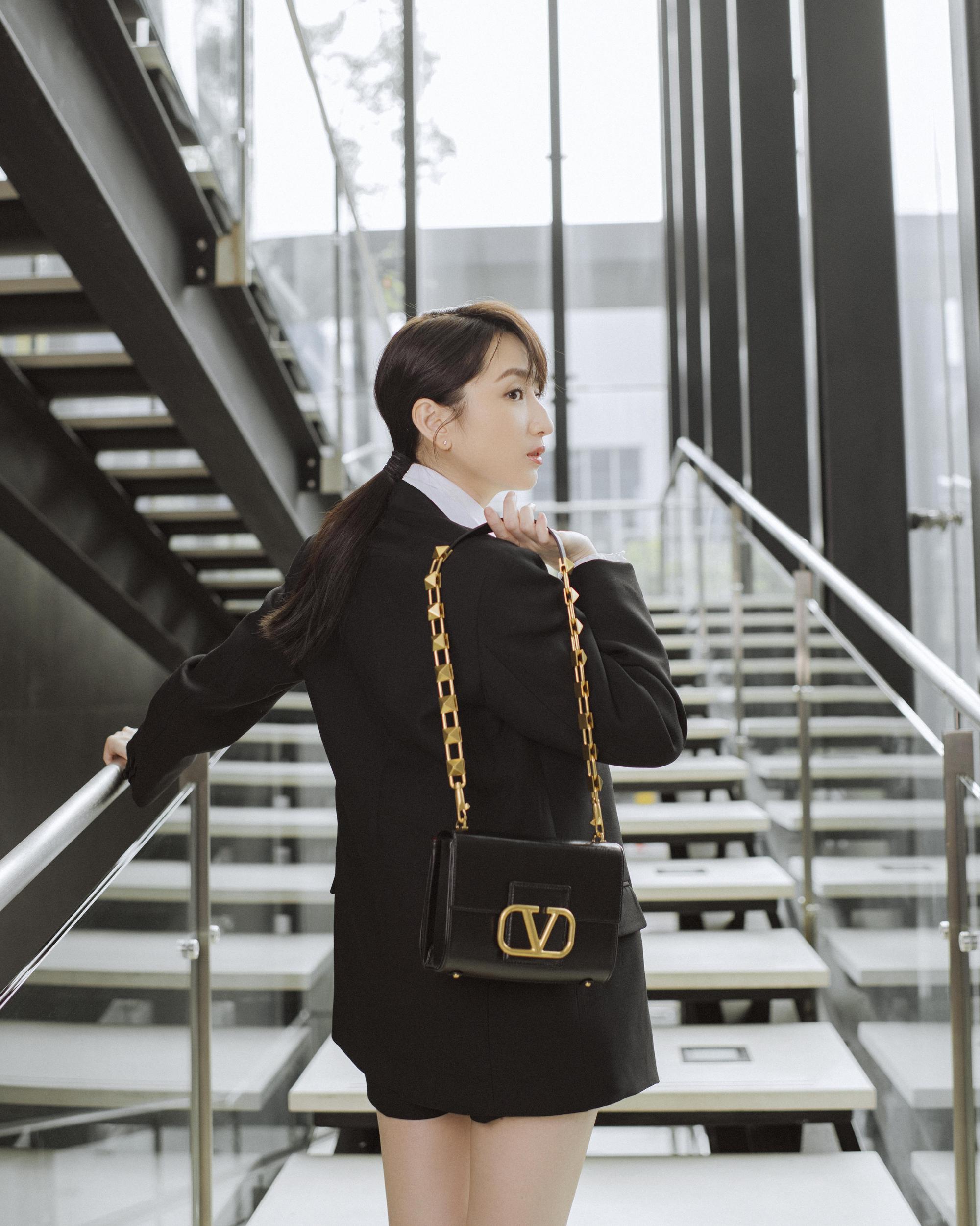 從背後一身黑色看起來，讓柯佳嬿憑添幾分女強人色彩。（Valentino Garavani提供）