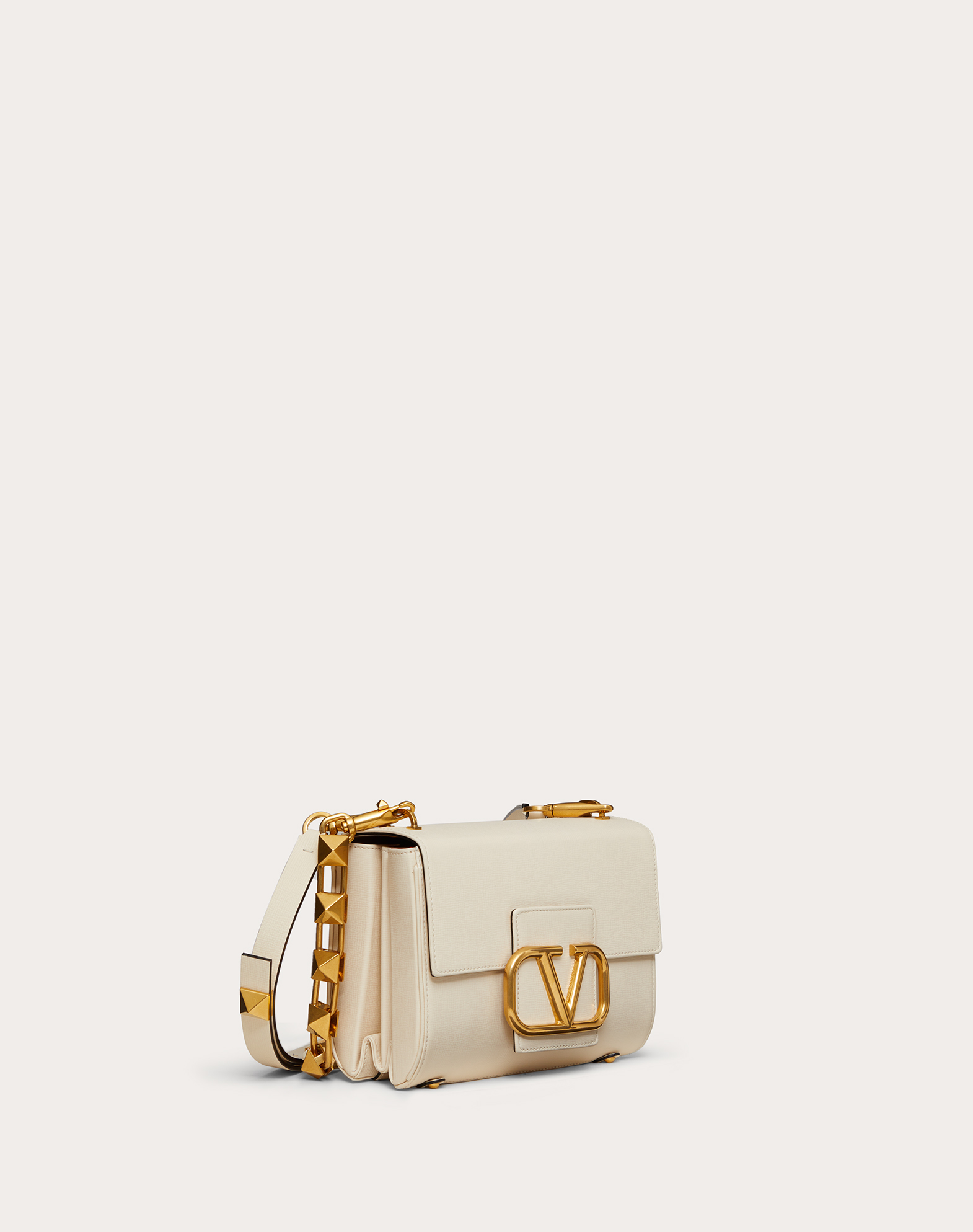 Valentino Garavani Stud Sign象牙白粒面小牛皮肩背包。NT$102,500（Valentino Garavani提供）