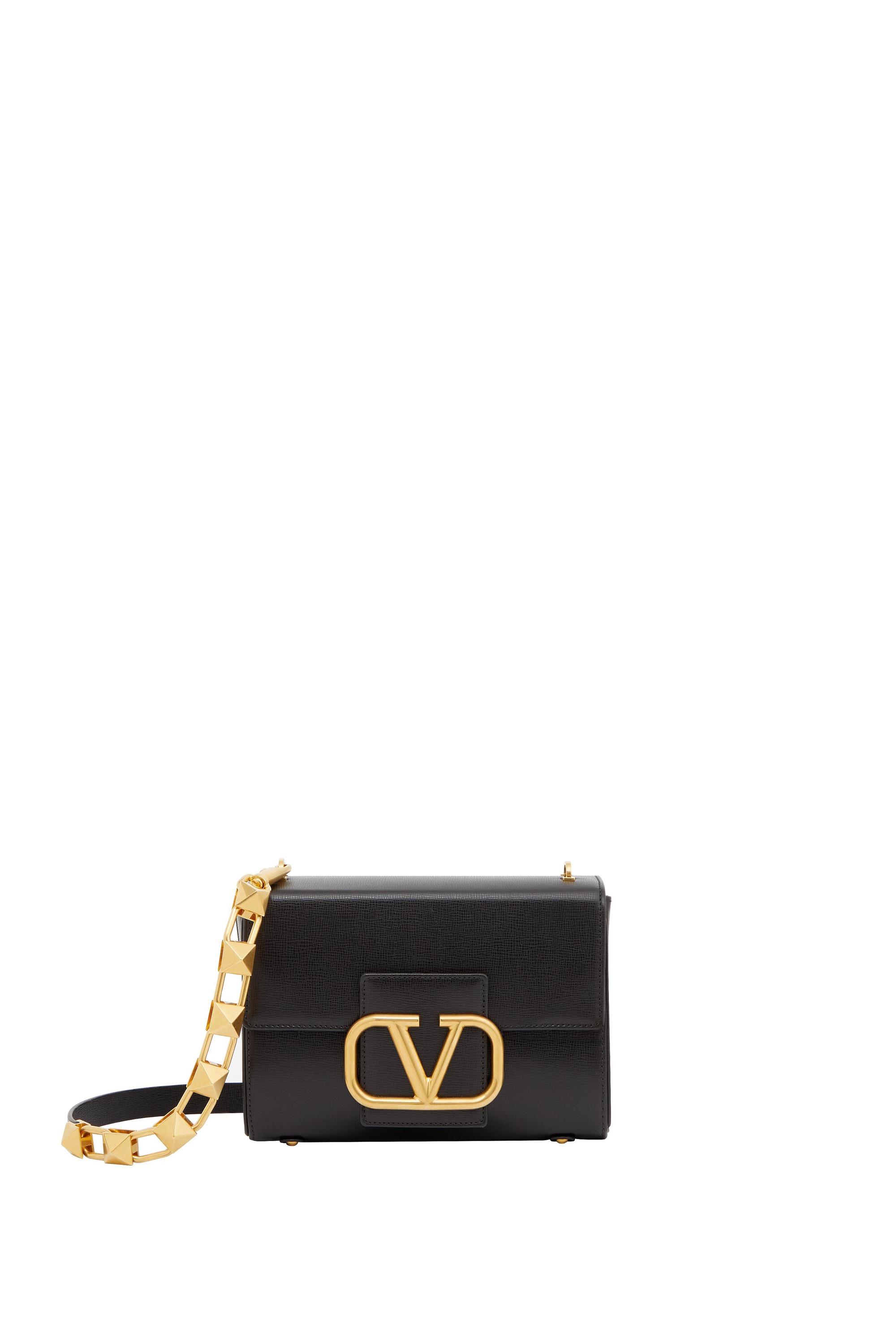 Valentino Garavani Stud Sign黑色粒面小牛皮肩背包。NT$102,500（Valentino Garavani提供）