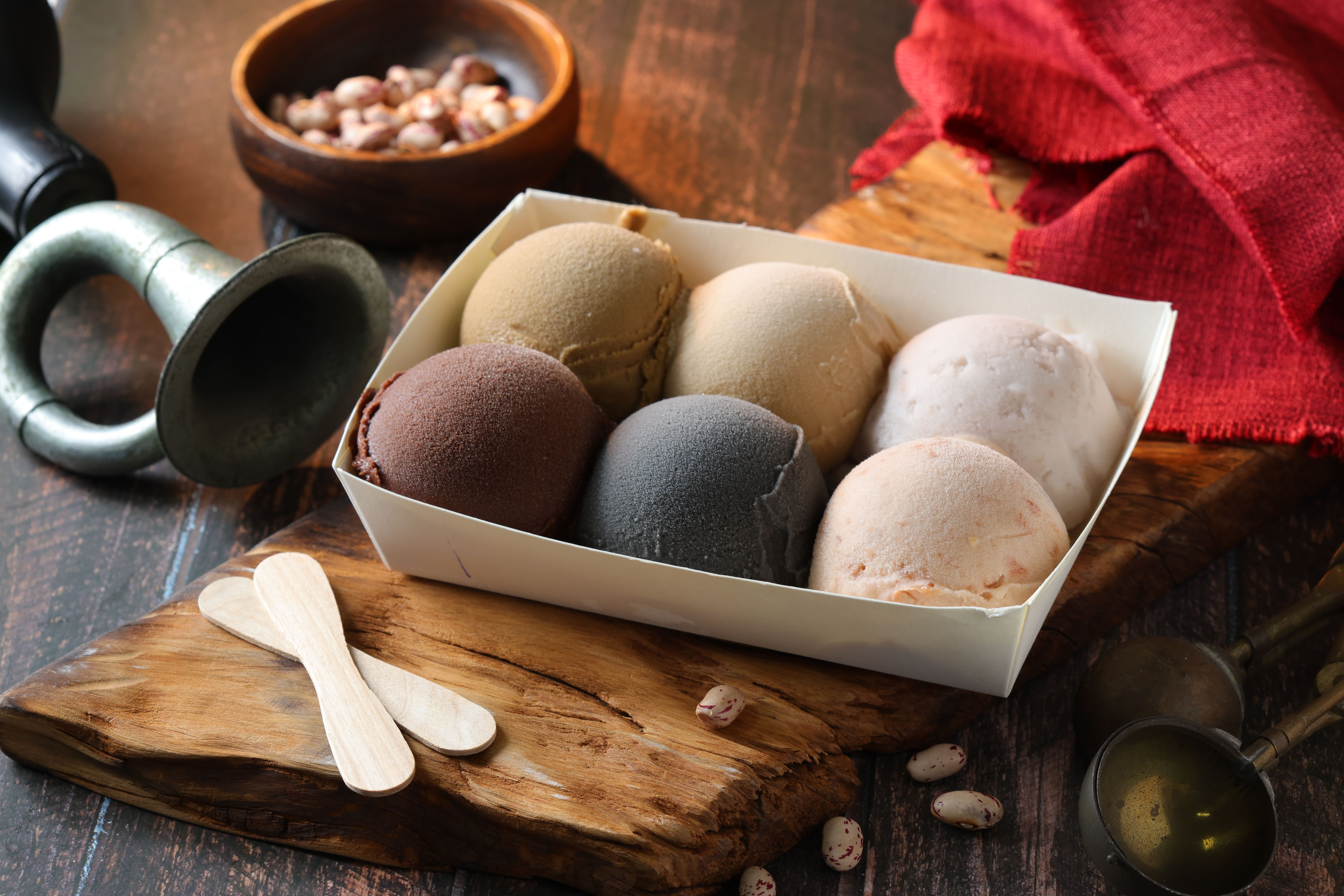 多重口味一次享有就選吧噗便當，點了（前排左到右）巧克力、芝麻、大紅豆，（後排左到右）花生、奶茶、芋頭六款經典，老闆還特地排成漸層色系。（150元／盒，6大球）