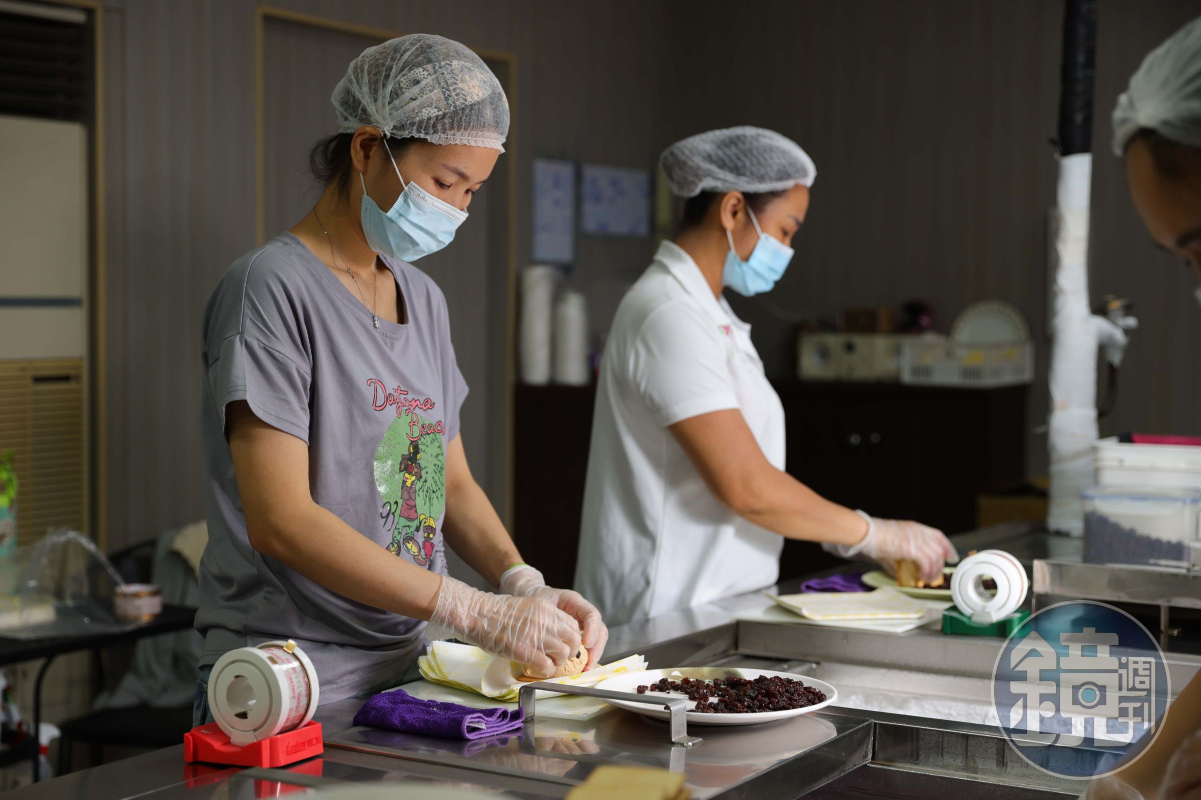 鄭加松大方邀請我們參觀製作過程，從整潔度到工作人員的俐落都讓人嘆為觀止。