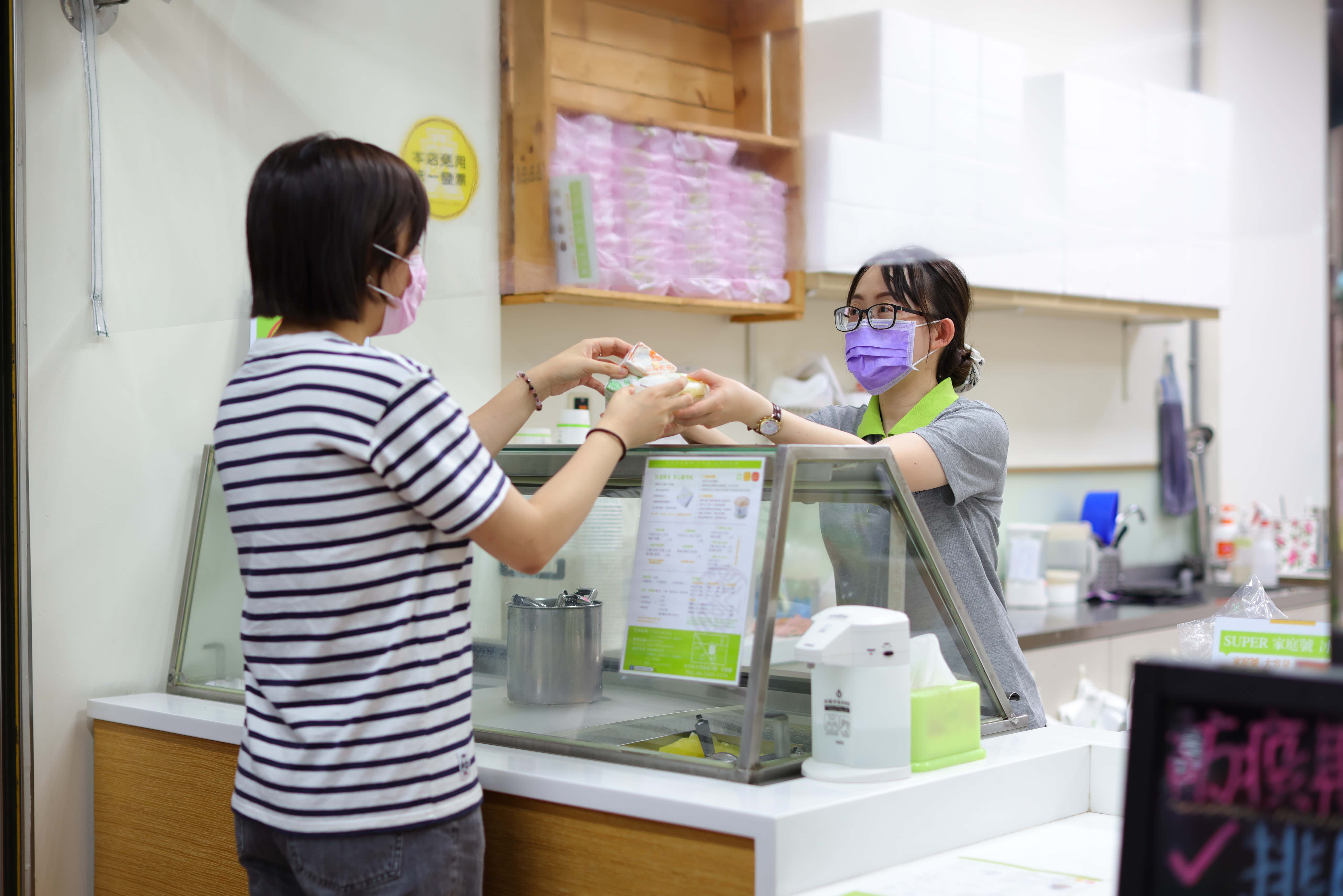 松盈傳奇的宅配、外帶配套措施都很好，採訪當日回程3小時車程到家後冰品都還保持不錯。