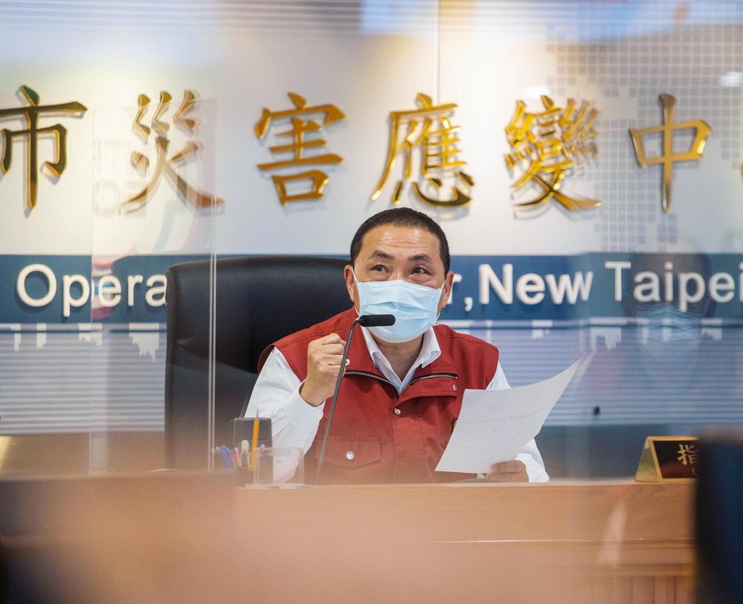 新北市長侯友宜今（9日）宣布，板橋某社區大樓有1名裝修工人PCR陽性，感染源仍在追查中。（翻攝自侯友宜IG）
