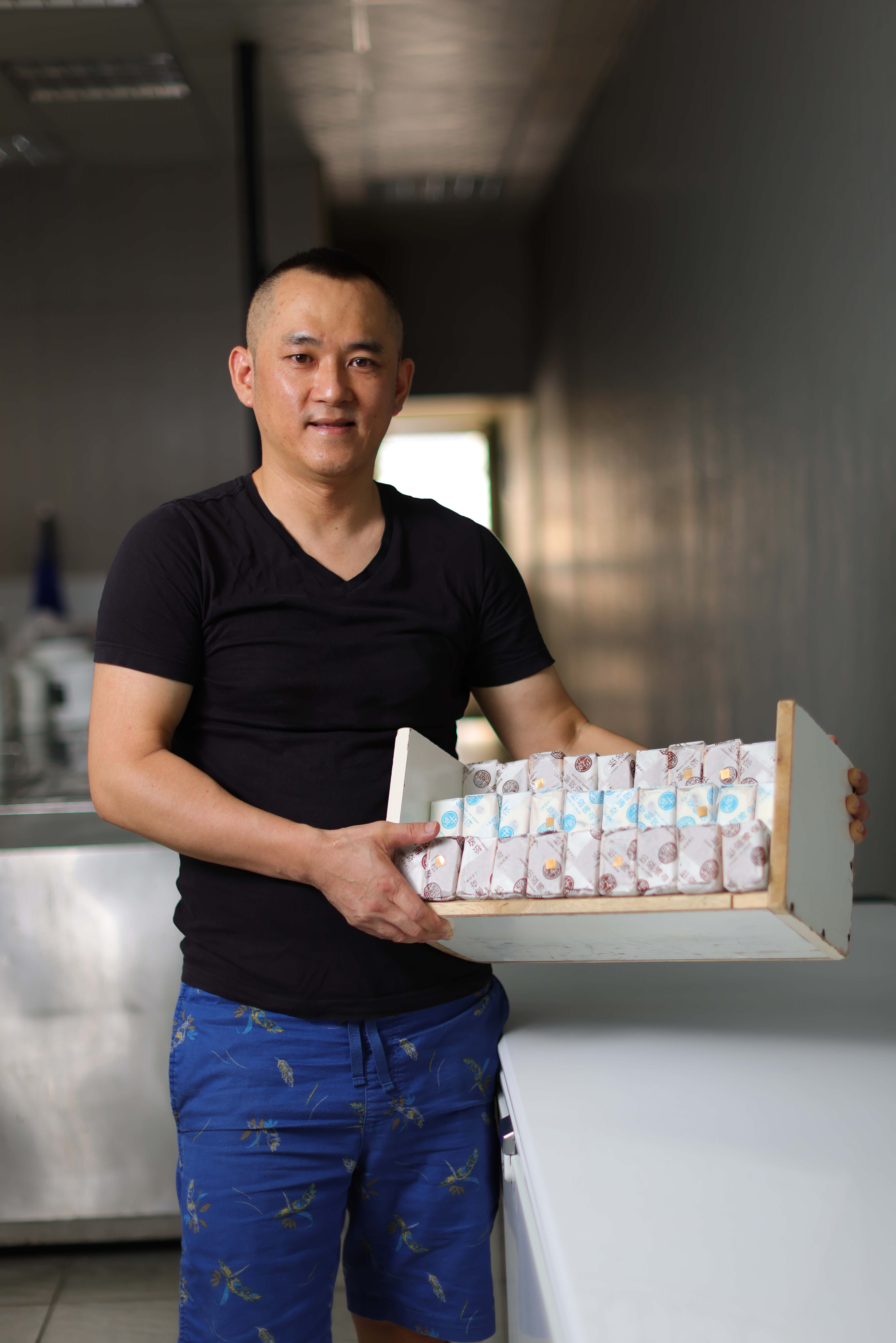 老闆鄭加松相當爽朗,在冰的製作與堅持上卻又展現出細膩的一面。