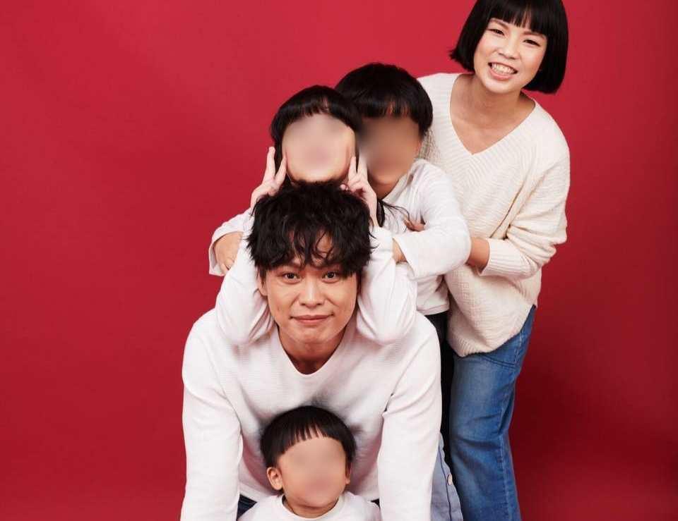 黃鐙輝和老婆萁萁目前和三個孩子居家隔離中。(翻攝自黃鐙輝臉書)