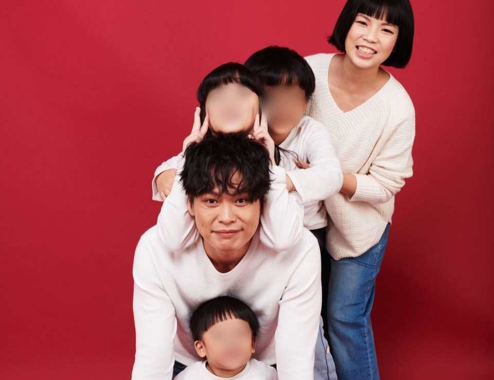 黃鐙輝和老婆萁萁目前和三個孩子居家隔離中。（翻攝自黃鐙輝臉書）