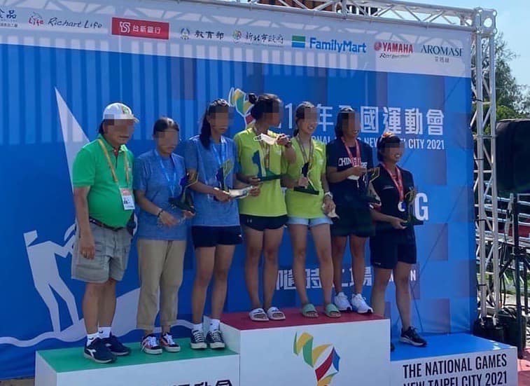 全運會選手們被要求脫下口罩合照,卓冠廷怒批侯友宜市長團隊的防疫「螺絲鬆到掉滿地」。(翻攝自卓冠廷臉書)