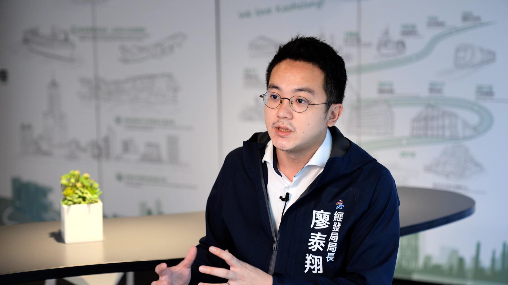 高雄市經發局局長廖泰翔表示,亞灣區是半導體產業的心臟,加上北高雄原有的港口生態建構,可以形成南、北高雄兩個雙引擎帶動產業,讓更好的薪資、高所得、高生活機能可以在高雄發生。