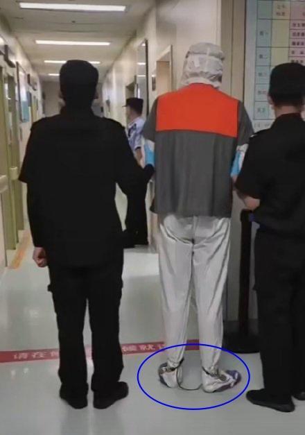 疑似吳亦凡的犯人穿著看守所制服，腳上掛腳鏈，而網友藉不合腳的拖鞋猜測是吳亦凡的可能性極高。（網路圖片） 