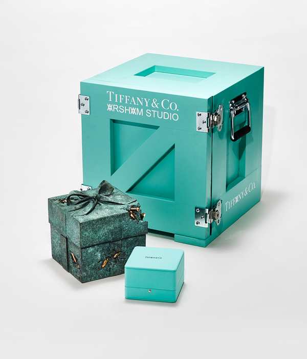 Daniel Arsham利用粗獷的青銅改造Tiffany的小藍盒。（Tiffany提供）