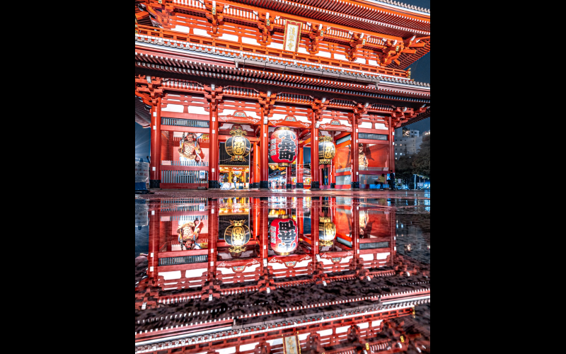 日本有位攝影師拍攝雨後的東京淺草寺，藉由廣場積水倒映出的魔幻夜景，在推特分享後爆紅。（圖片翻攝推特@_szuna）