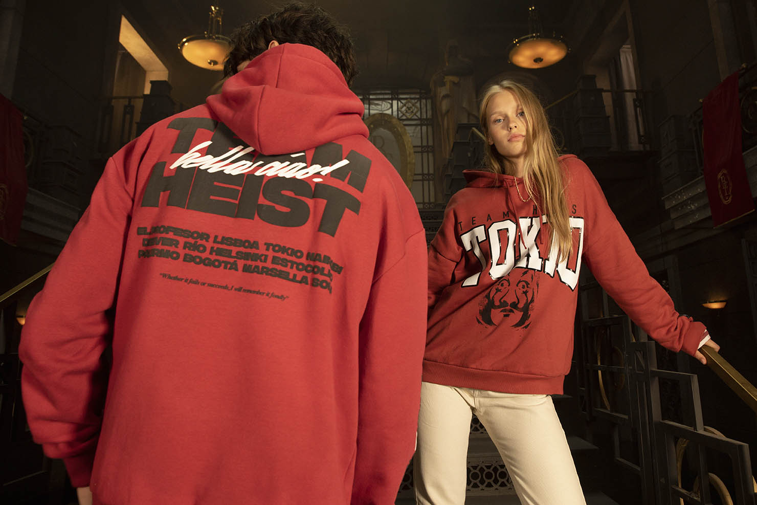 Pull&Bear推出《紙房子》聯名系列，除了經典的達利面具，還加入了女主角TOKIO與「TEAM HEIST」的標語。（Pull&Bear提供）