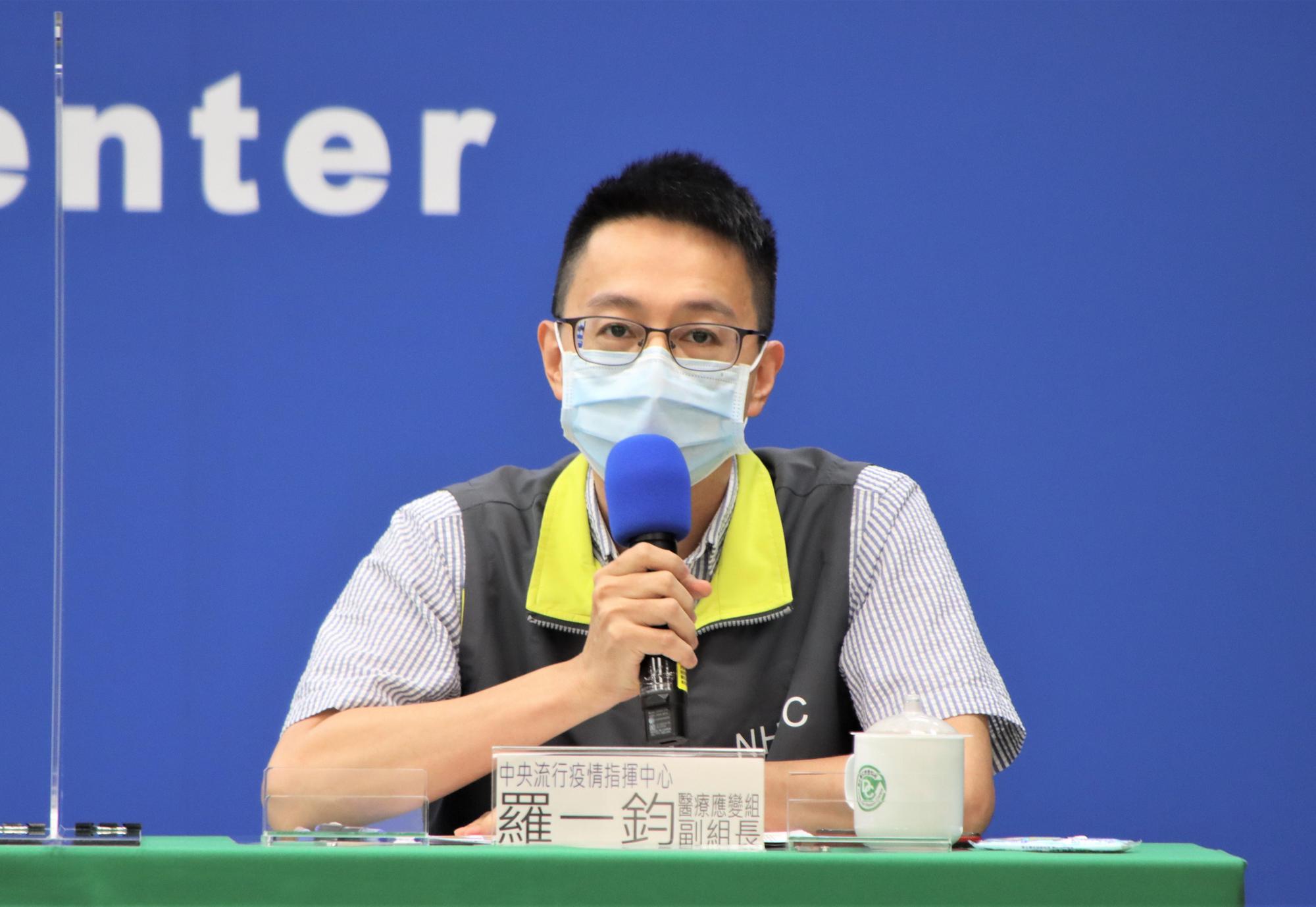 醫療應變組副組長羅一鈞針對新北群聚案，指出目前已檢驗18案血清抗體，其中推估最早感染的為埃及爸爸一家人。（指揮中心提供）