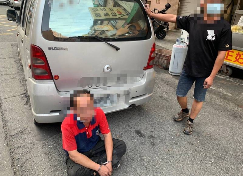 黃男(左)因殺人未遂逃亡15年,如今在高雄因未繫安全帶而落網。(翻攝畫面)