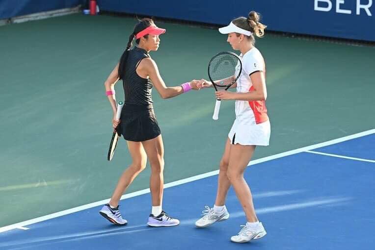 謝淑薇（左）與梅騰絲美網止步8強。（翻攝謝淑薇臉書）