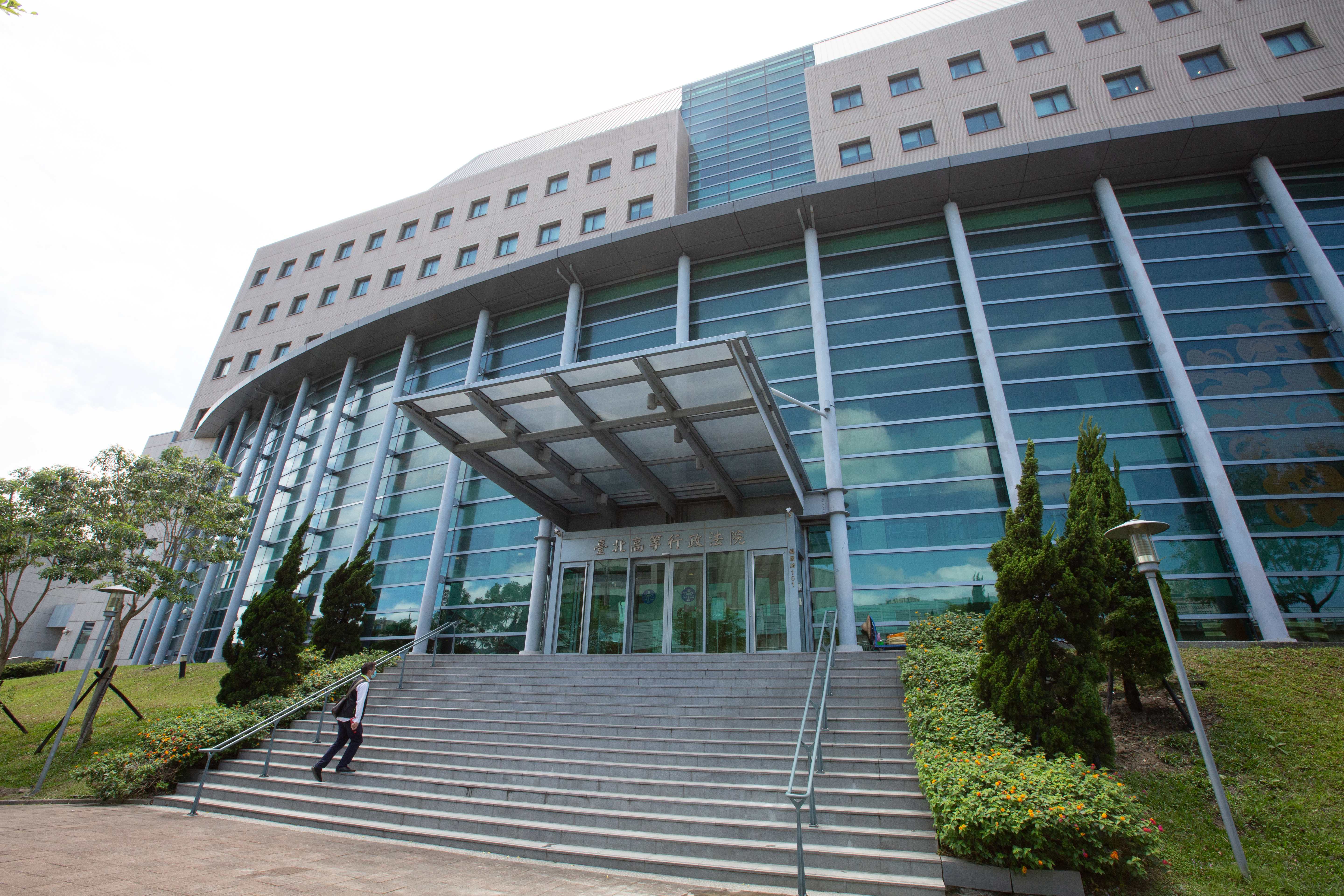 桃園許姓女子於居家檢疫期間出訪新北親友，遭警方裁罰7萬元，她主張處罰違反比例原則，經台北高等行政法院審理駁回告訴。（本刊資料照）