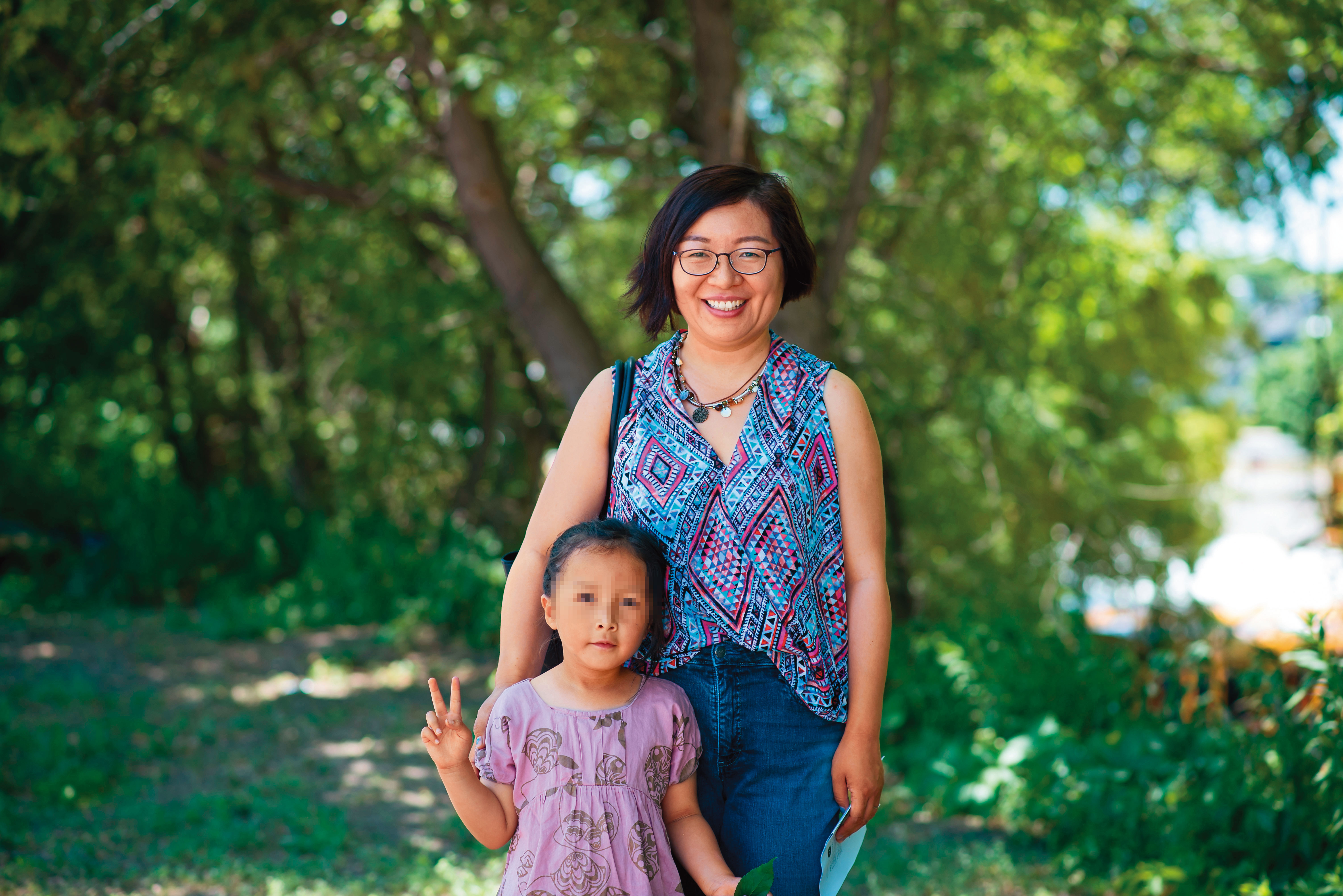 程淵的妻女在中國飽受騷擾，今年初離開中國，4月抵達美國尋求政治庇護。圖為程妻施明磊和女兒近照。（施明磊提供）