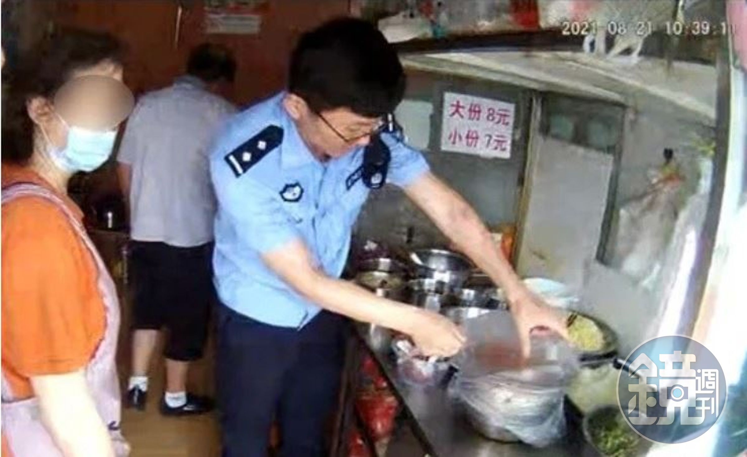 警方發現，辣椒油調料裡添加含有罌粟殼的粉末，但這個東西吃起來會讓人上癮，危害身體健康。（翻攝微博）